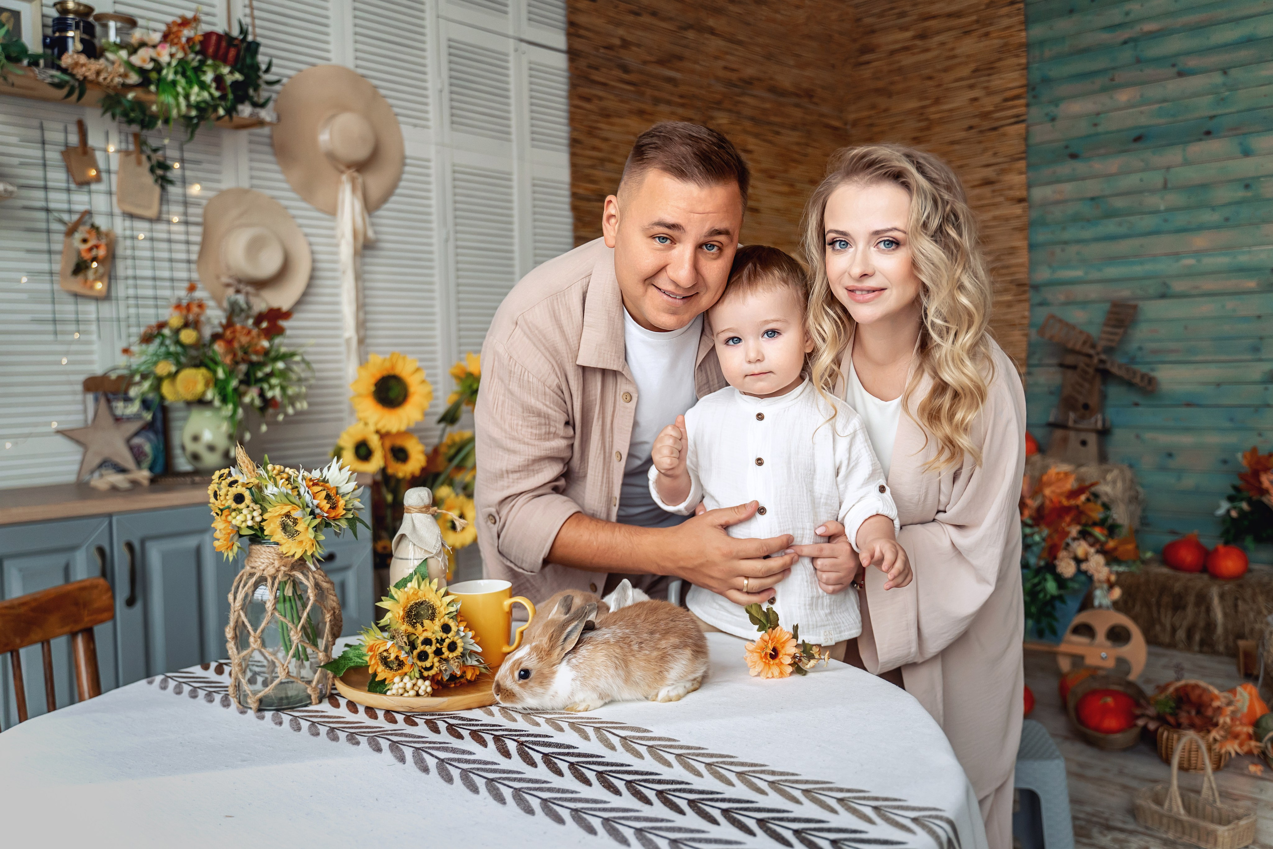 Семейная съемка с кроликами в студии. Фотограф \ Видеограф на Крещение, Венчание Москва| Семейные съемки