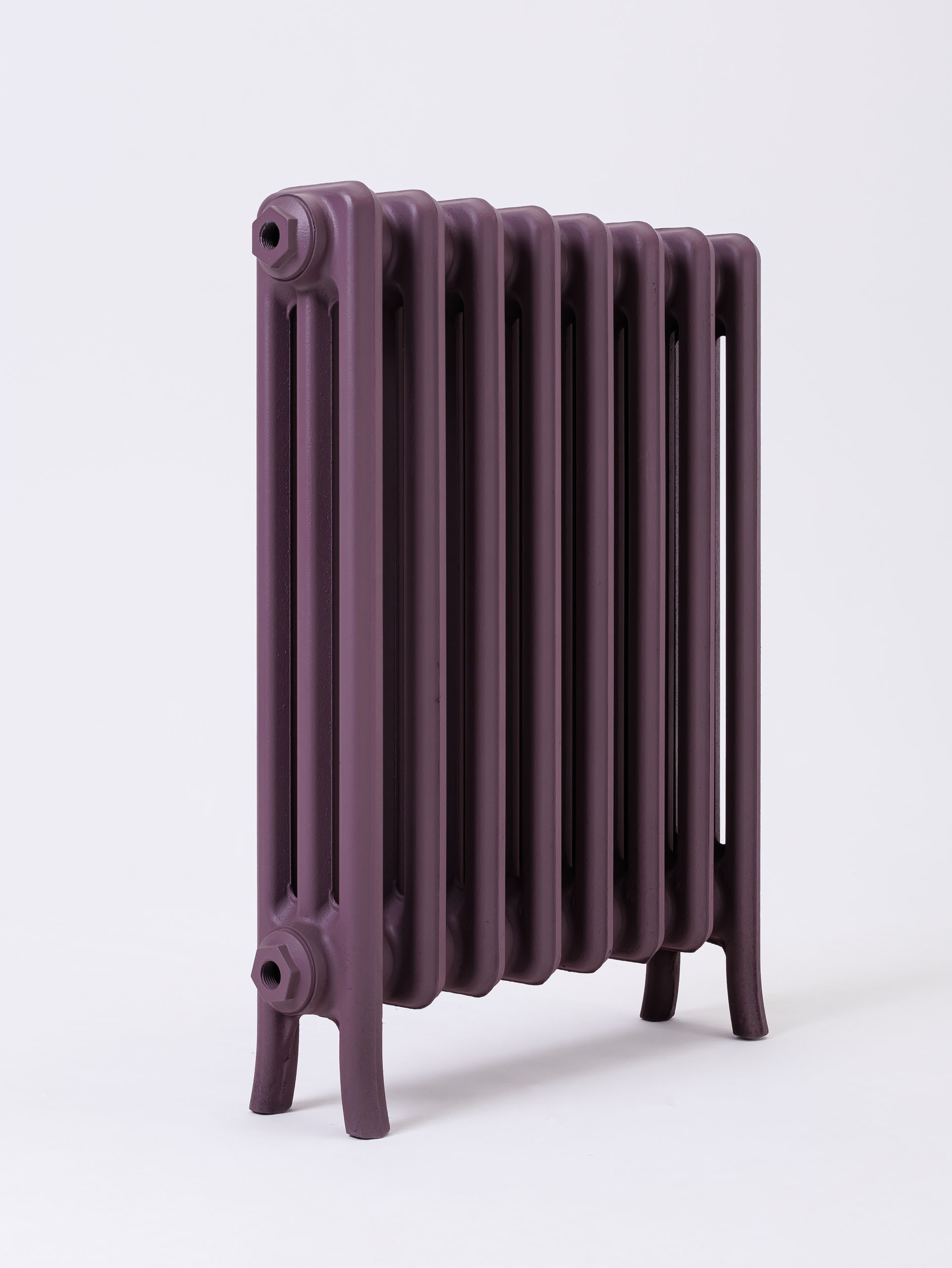 Предметные фотографии дизайнерских радиаторов отопления в стиле ретро