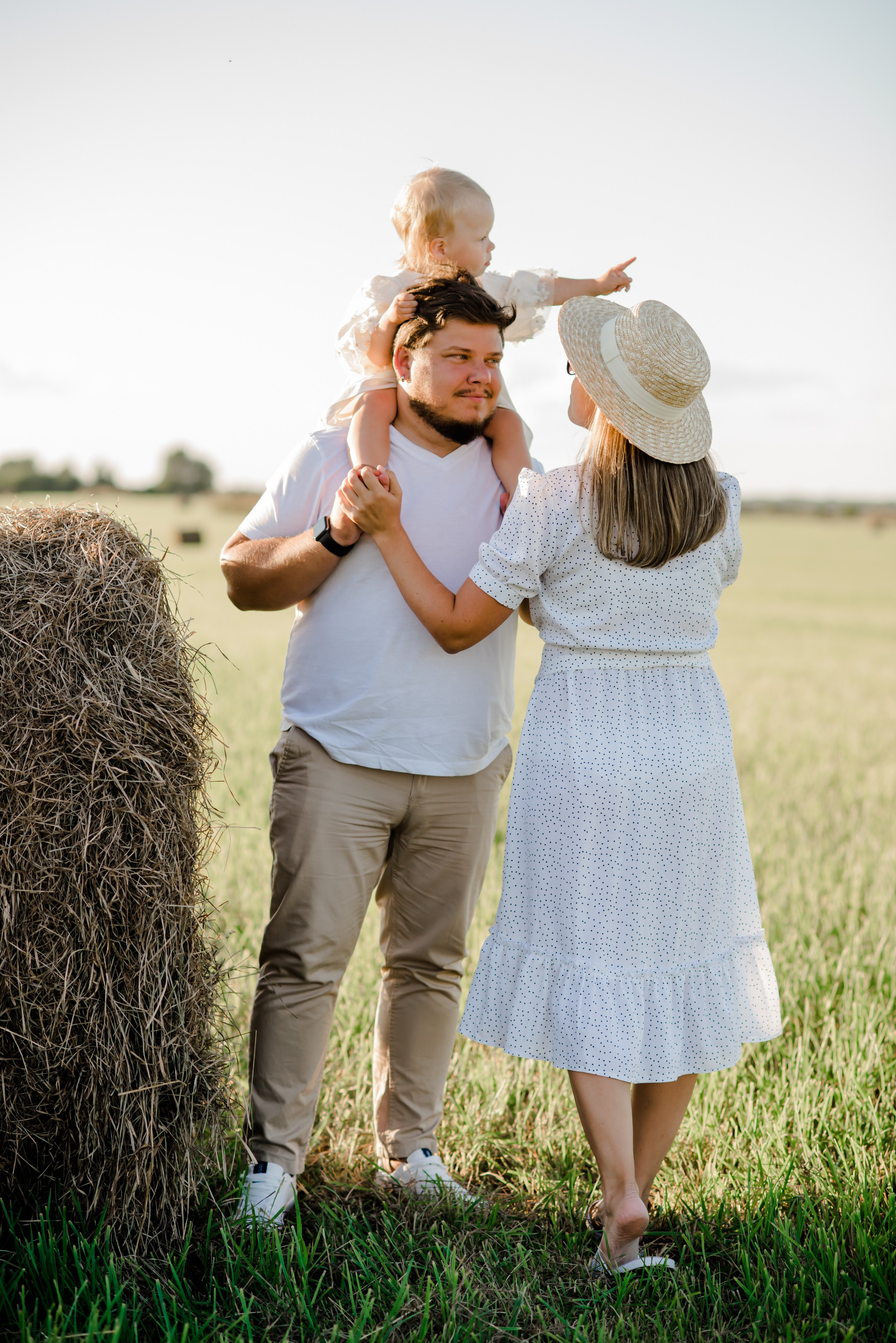 Семья в поле. Свадебный и семейный фотограф Евгения Кононова