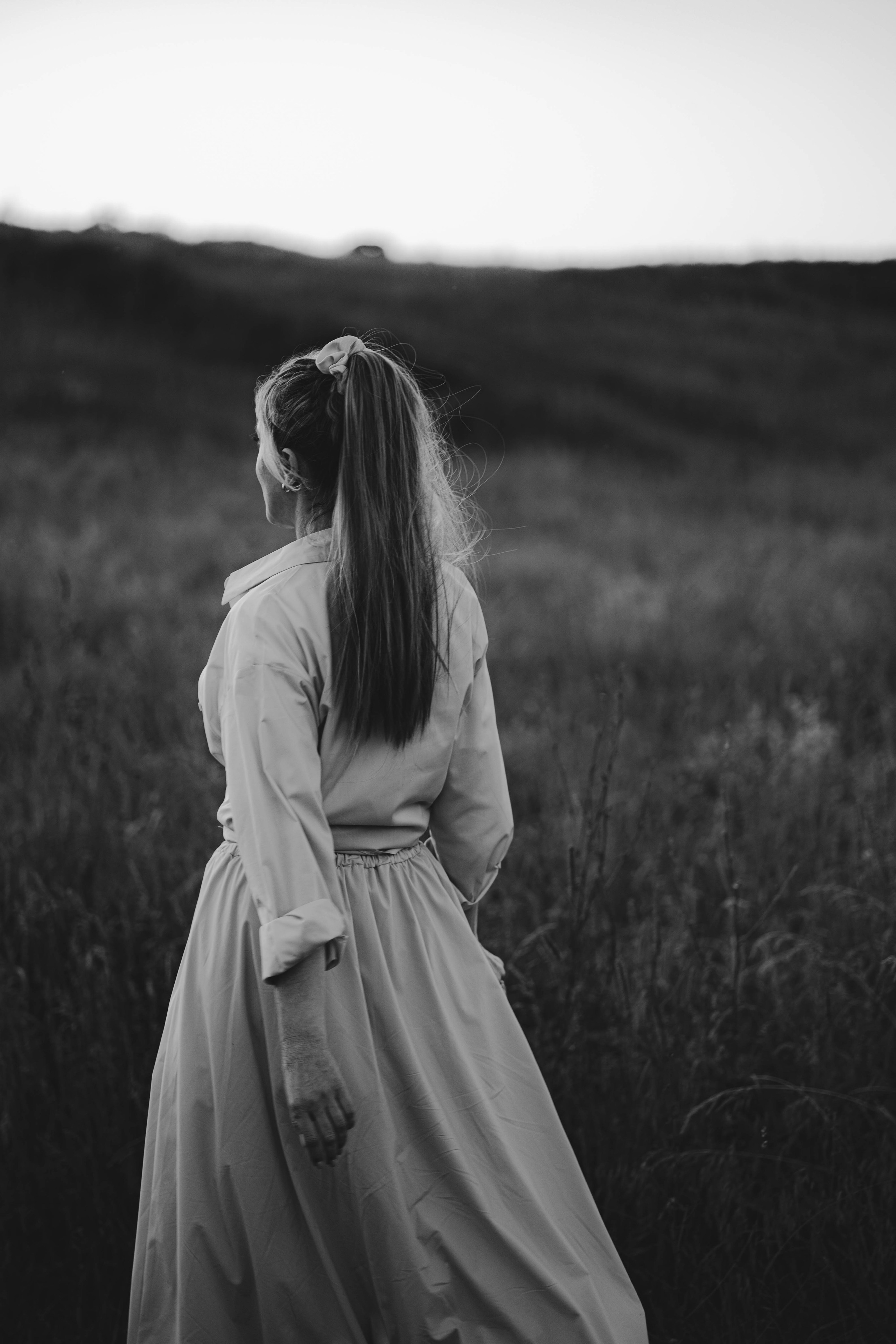 Внучка и бабуля прогулка на природе. Коммерческий фотограф