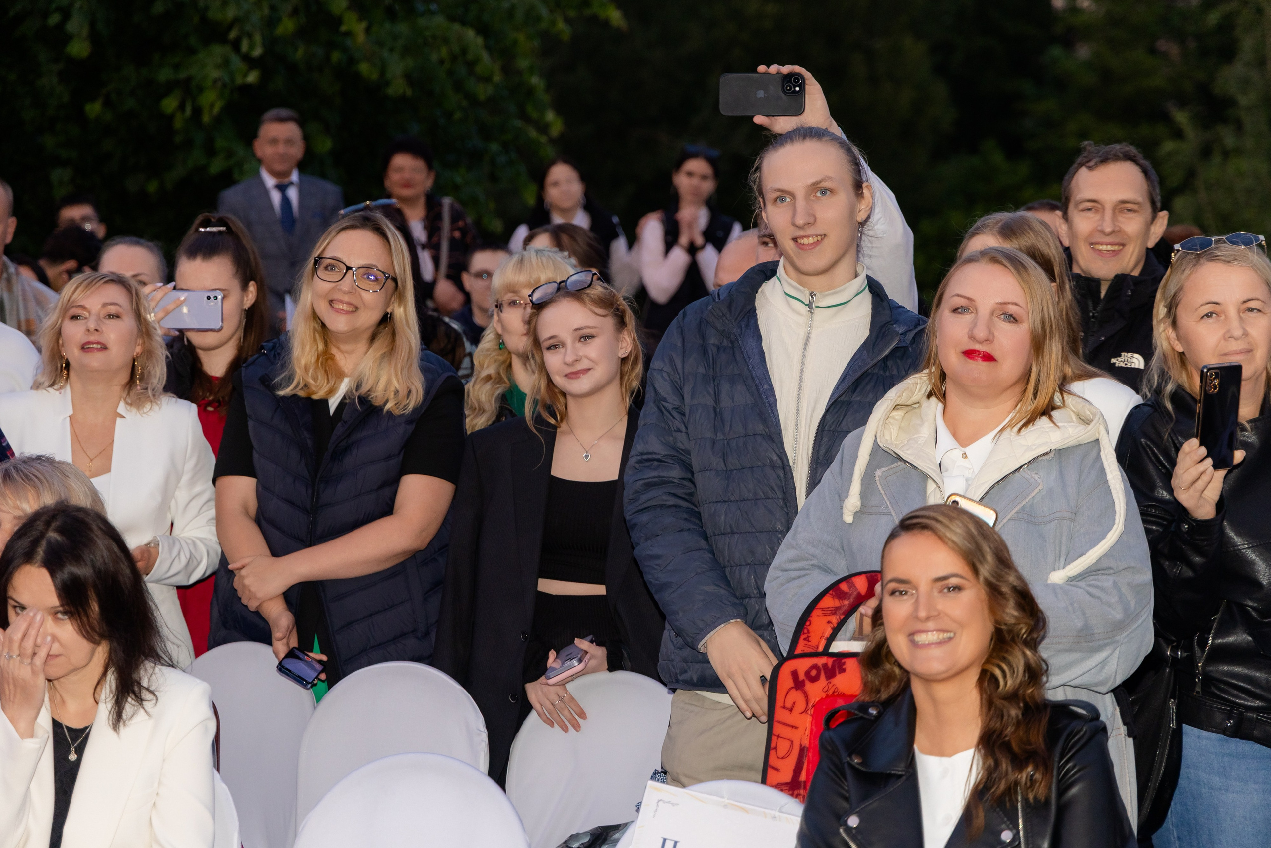 Школьный выпускной 2025 год в Минске, Беларуси. Свадебный фотограф в Минске/Беларуси Сергей Спиридонов