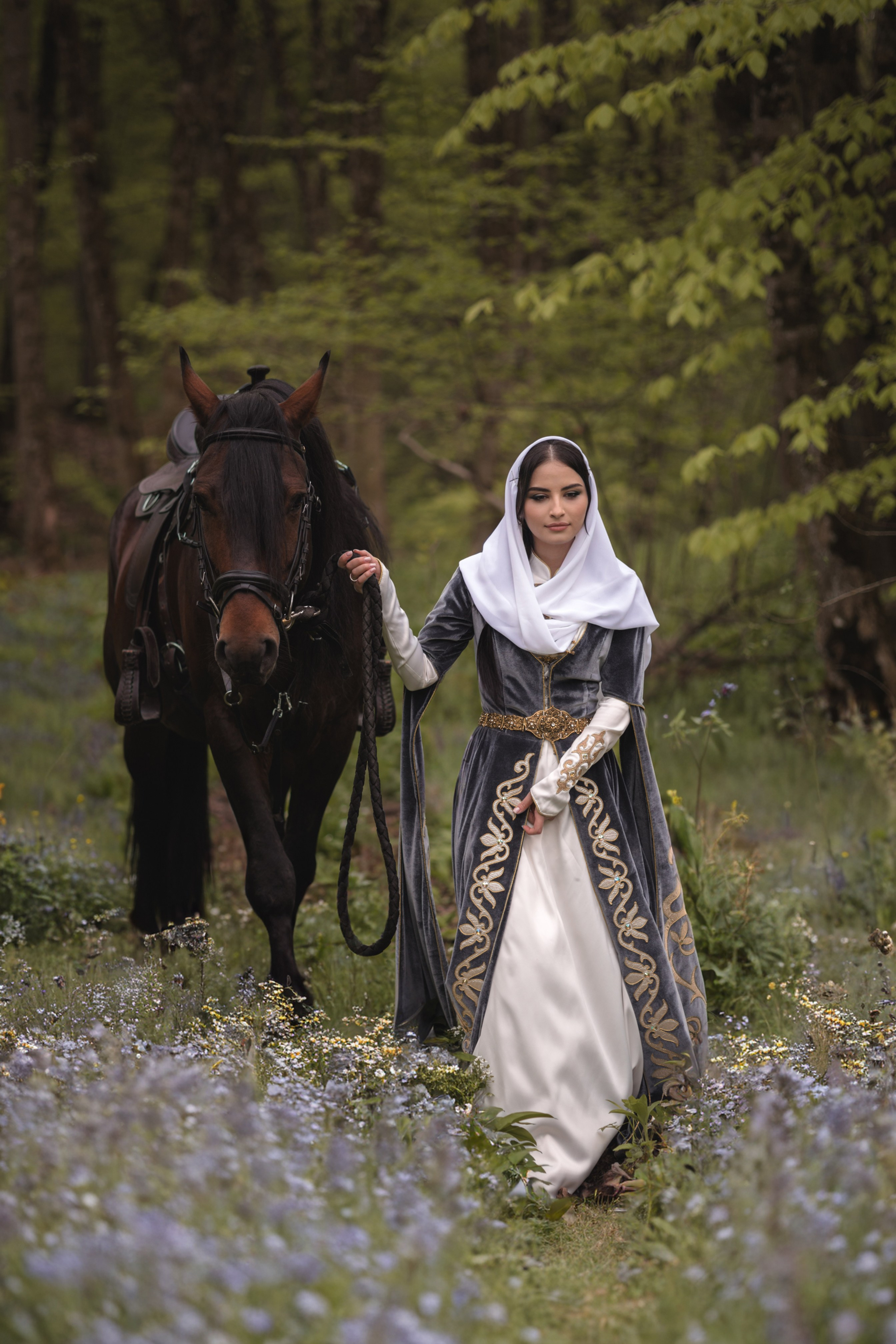 Фотосессия в национальном Кавказском костюме и с лошадью. Свадебный фотограф Рустам Нахушев. Город Нальчик