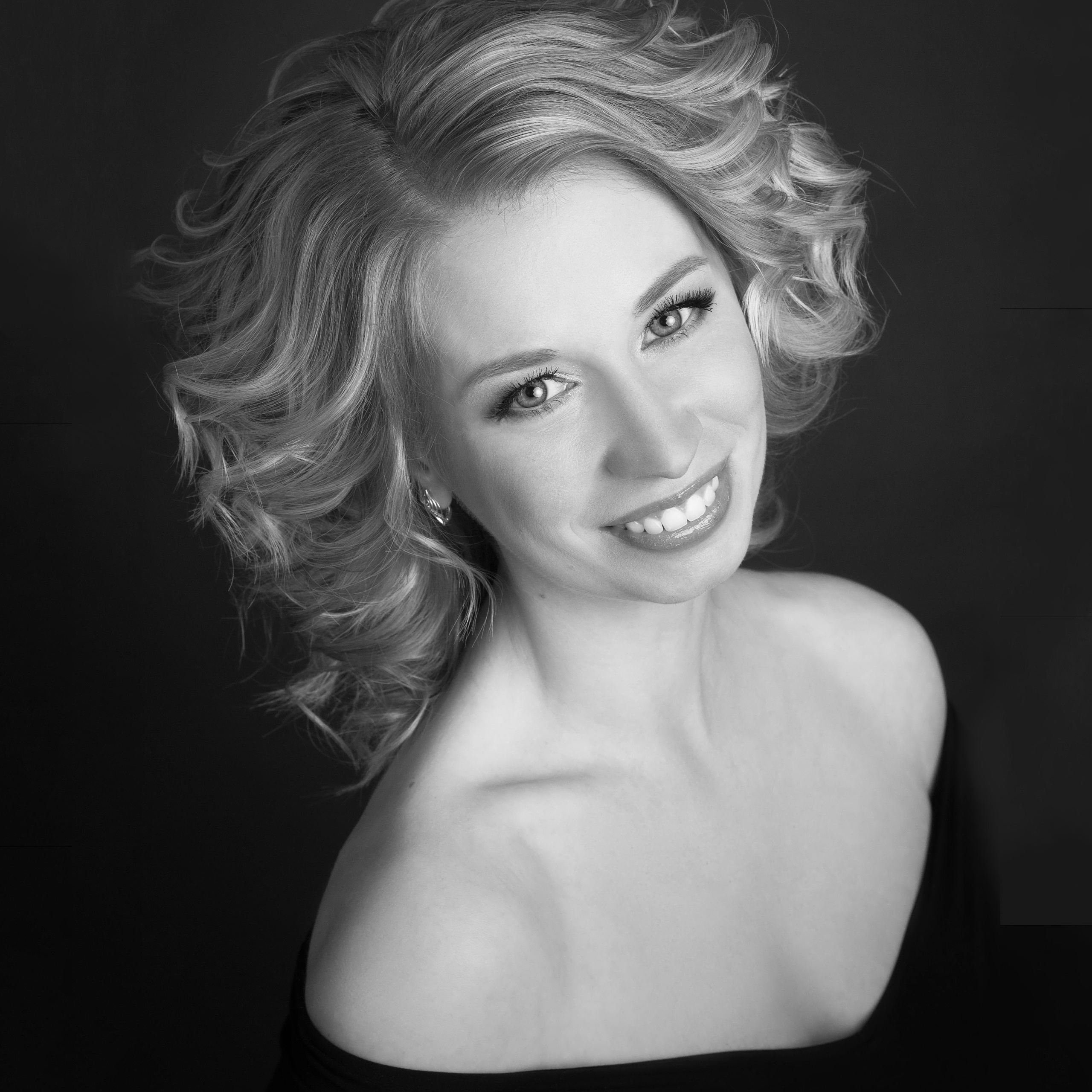 Черно-белый минималистичный портрет на черном фоне, студийная съемка в СПб. Портретные фотосессии, контент-съемки, репортаж