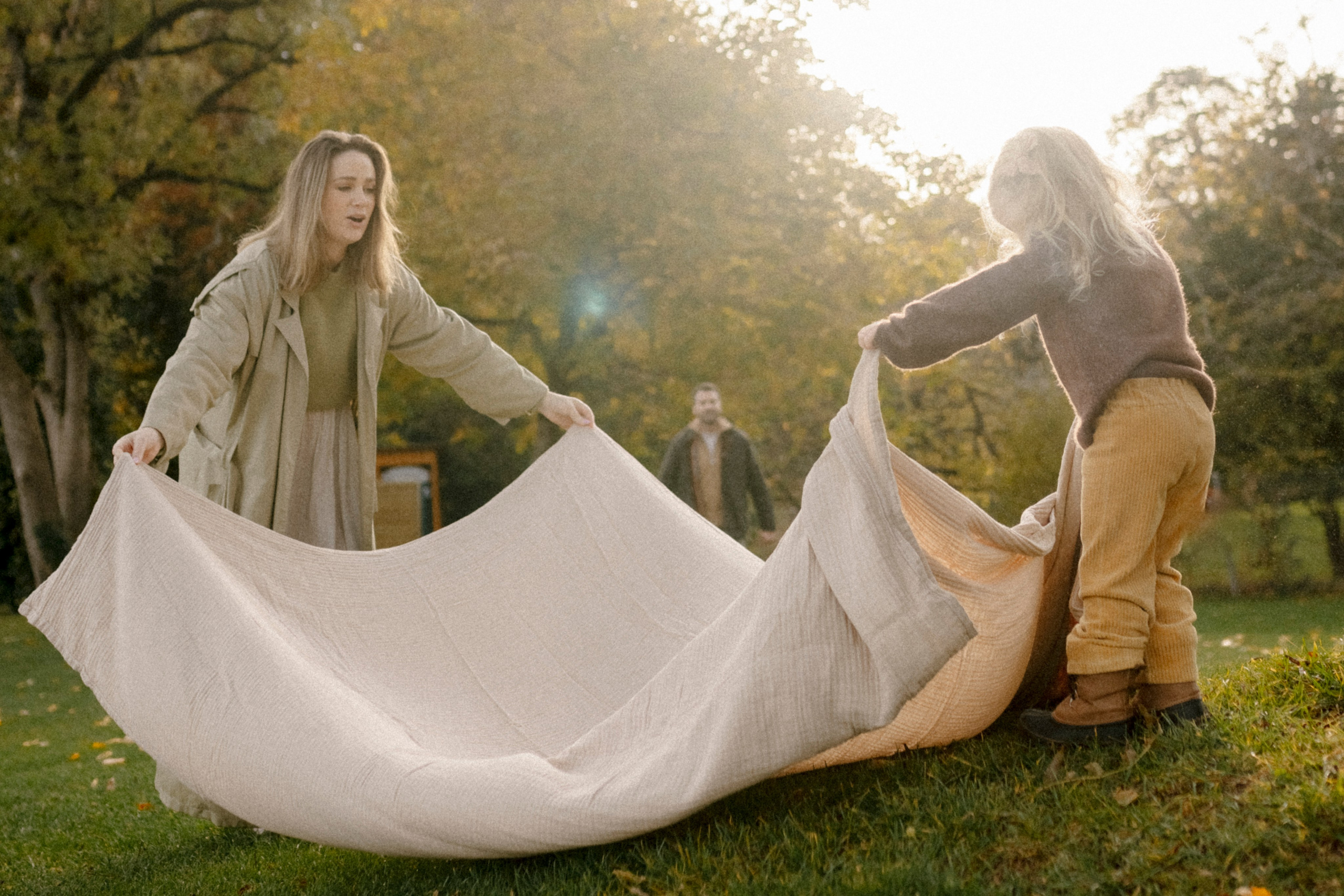 Under the Tree. Polina Sobol — family & documentary photographer in Bern. Outdoor & urban photo sessions for families, kids and couples