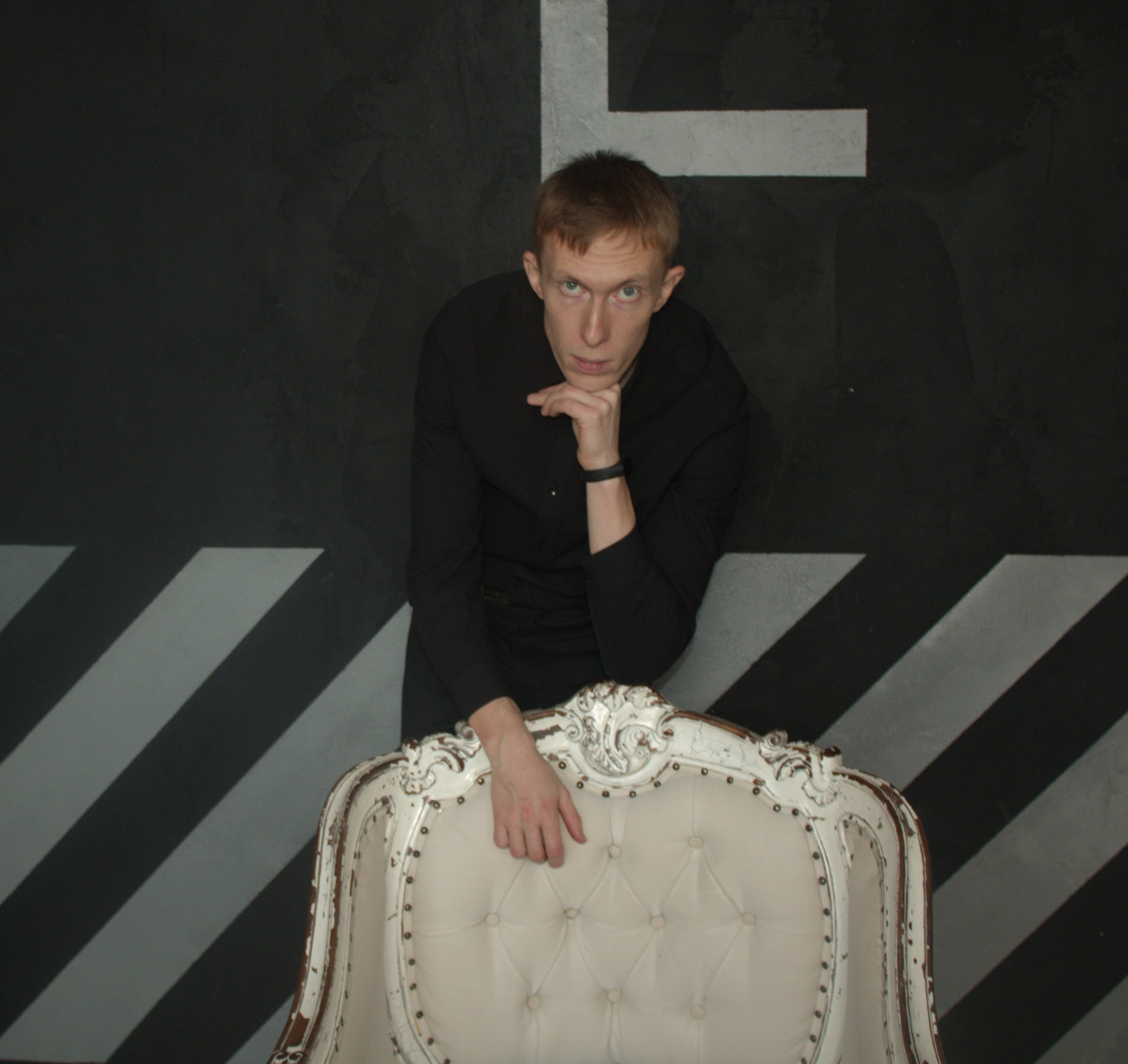 студийное мужское постановочное фото с креслом