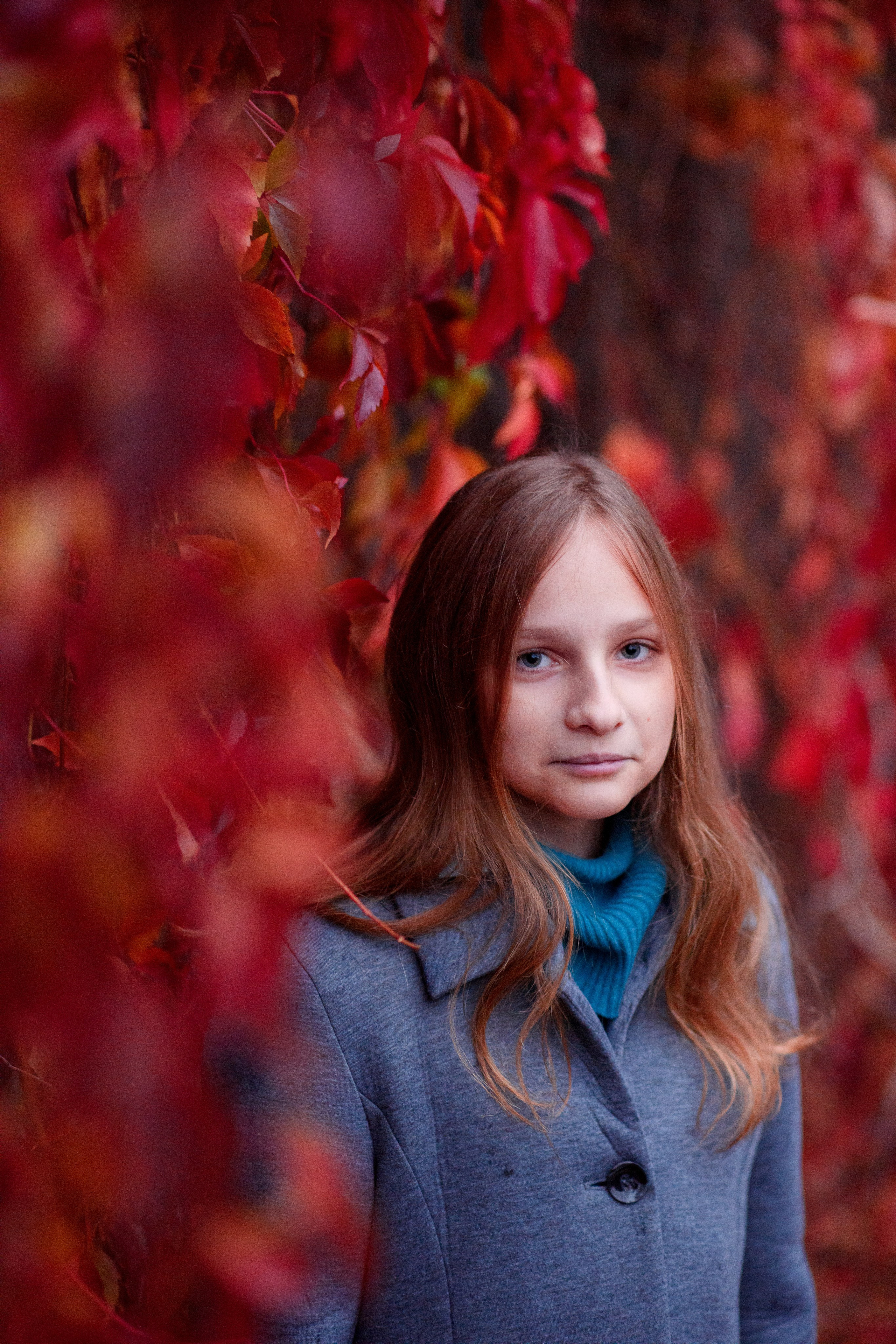 Фотосессия на фоне красного дикого винограда. Главная