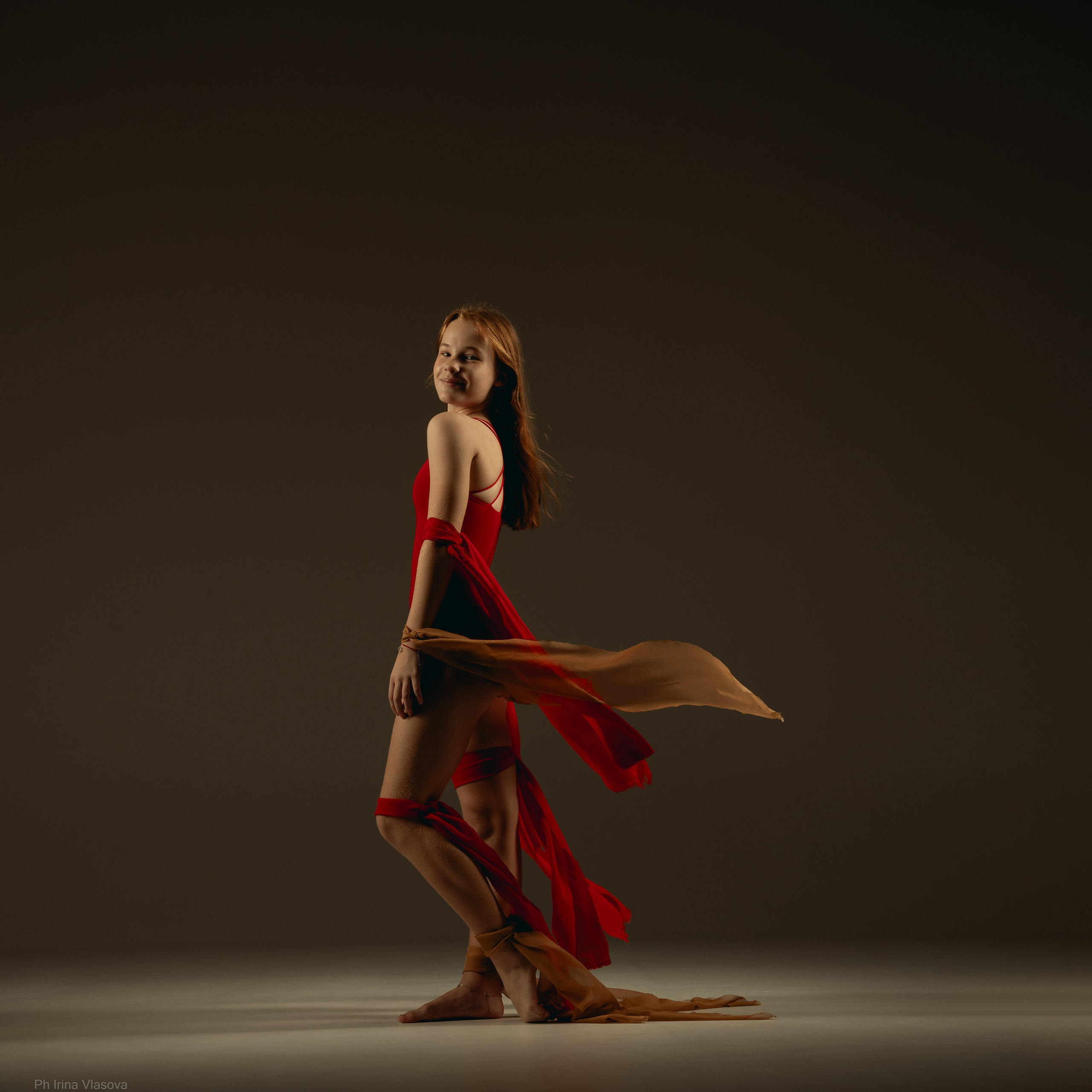 красивая фотосесия для гимнастки с летящими тканями