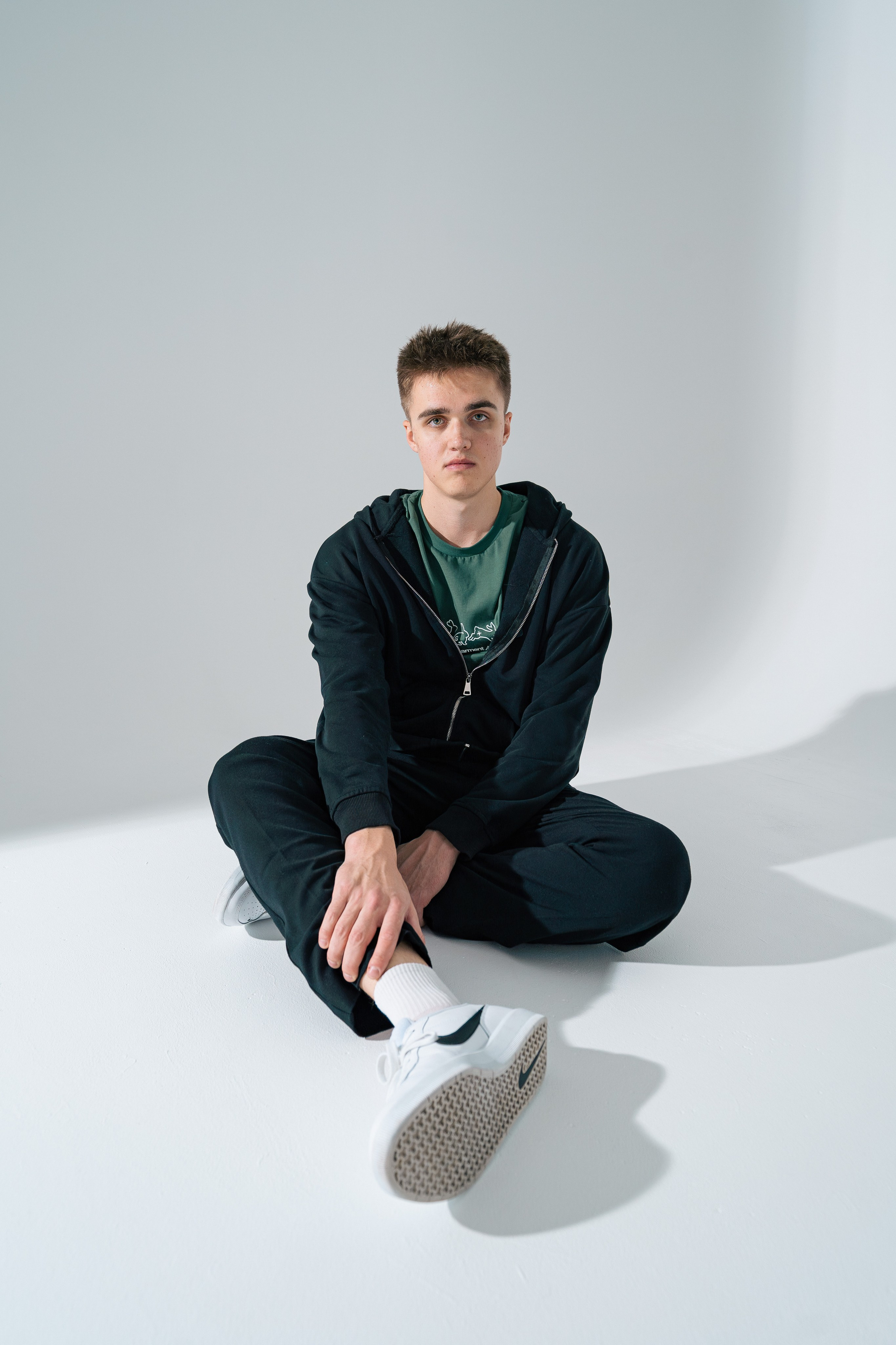 Портрет для дейтинга в студии, естественный свет, уверенный взгляд