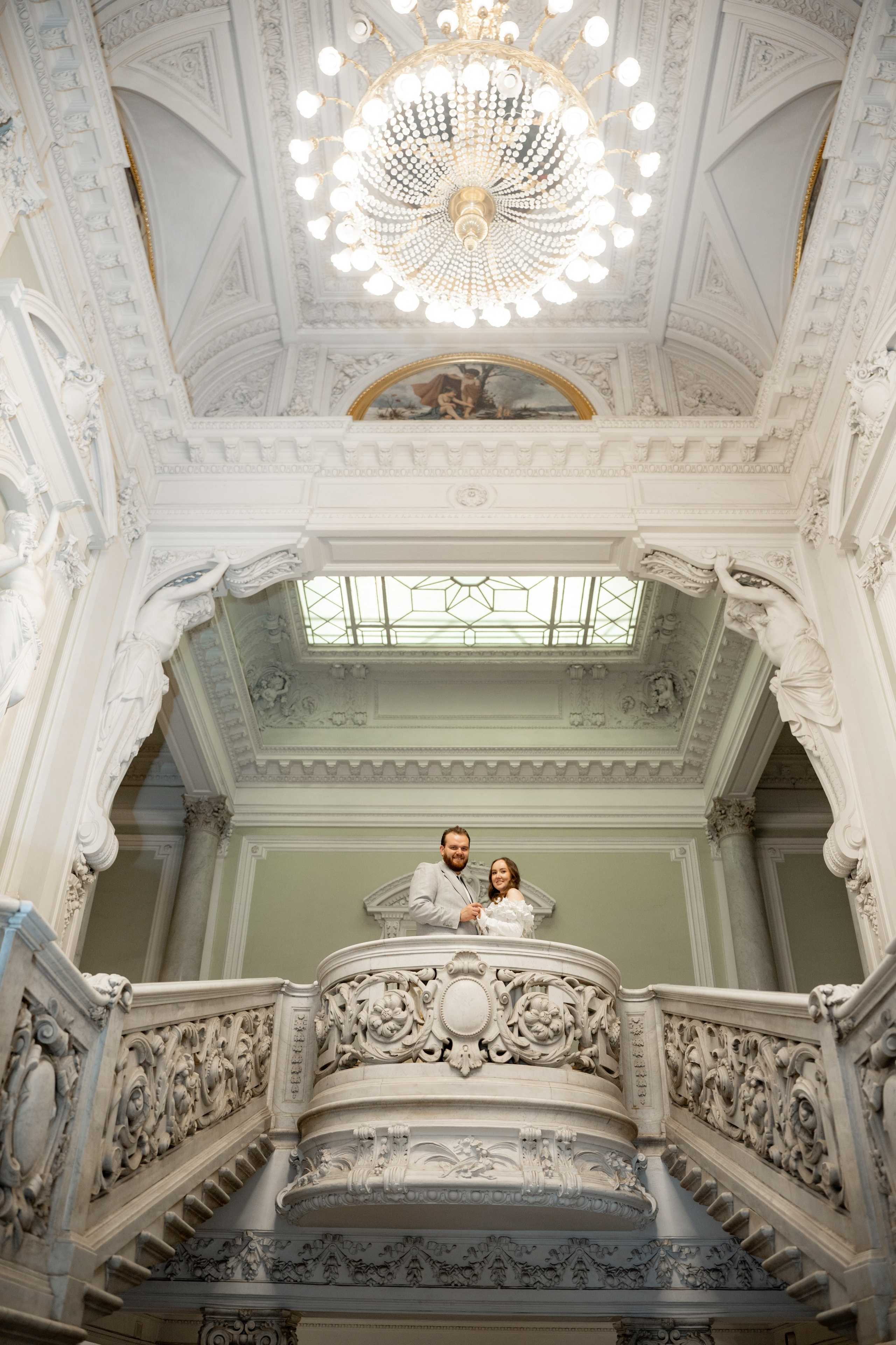 Примеры фото на свадьбе во Дворце бракосочетания №1 на главной лестнице в темное время