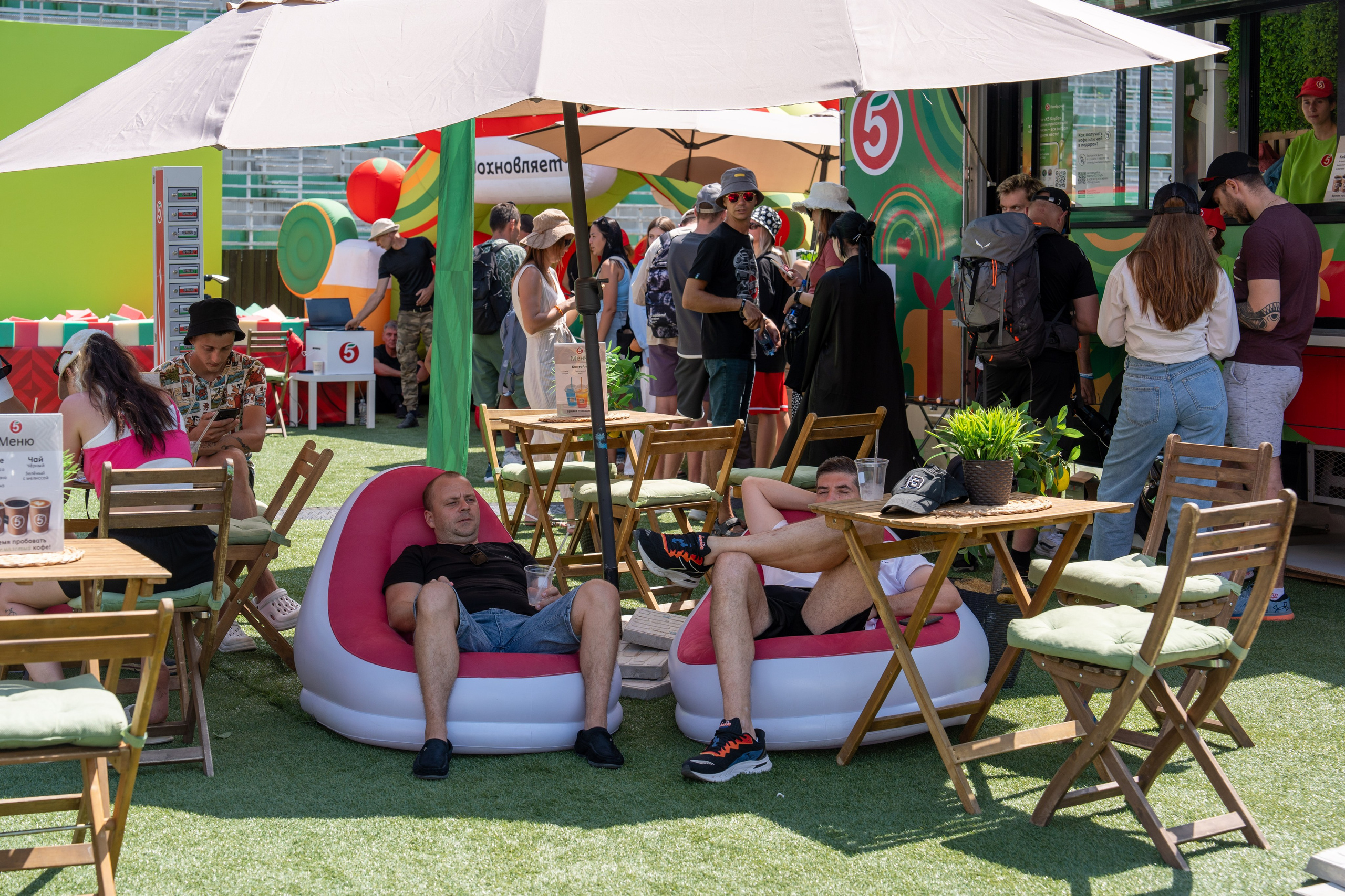 Фотоотчет партнеской интеграции для сети «Пятерочка» на фестивале «Grounded». Репортажный фотограф в Красной Поляне и Сочи Павлюченко Екатерина