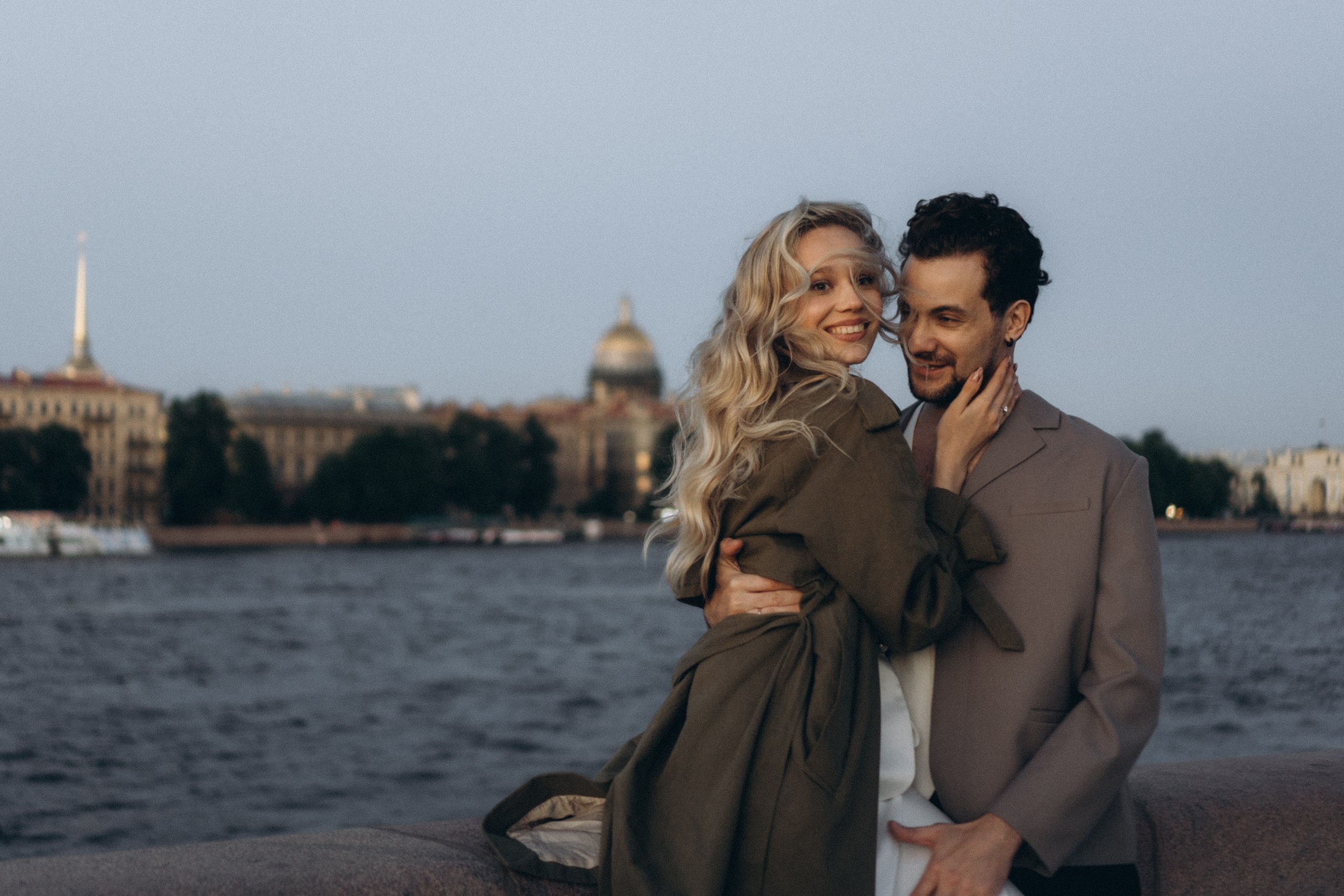 СВАДЕБНАЯ СЬЕМКА ПАРЫ НА РАССВЕТЕ В БЕЛЫЕ НОЧИ И ПРОГУЛКА С РАЗВОДНЫМИ МОСТАМИ И ПИКНИК ВОЗЛЕ ИСАКИЕВСКОГО СОБОРА. Профессиональный фотограф, Санкт-Петербург — Виктория Богомолова