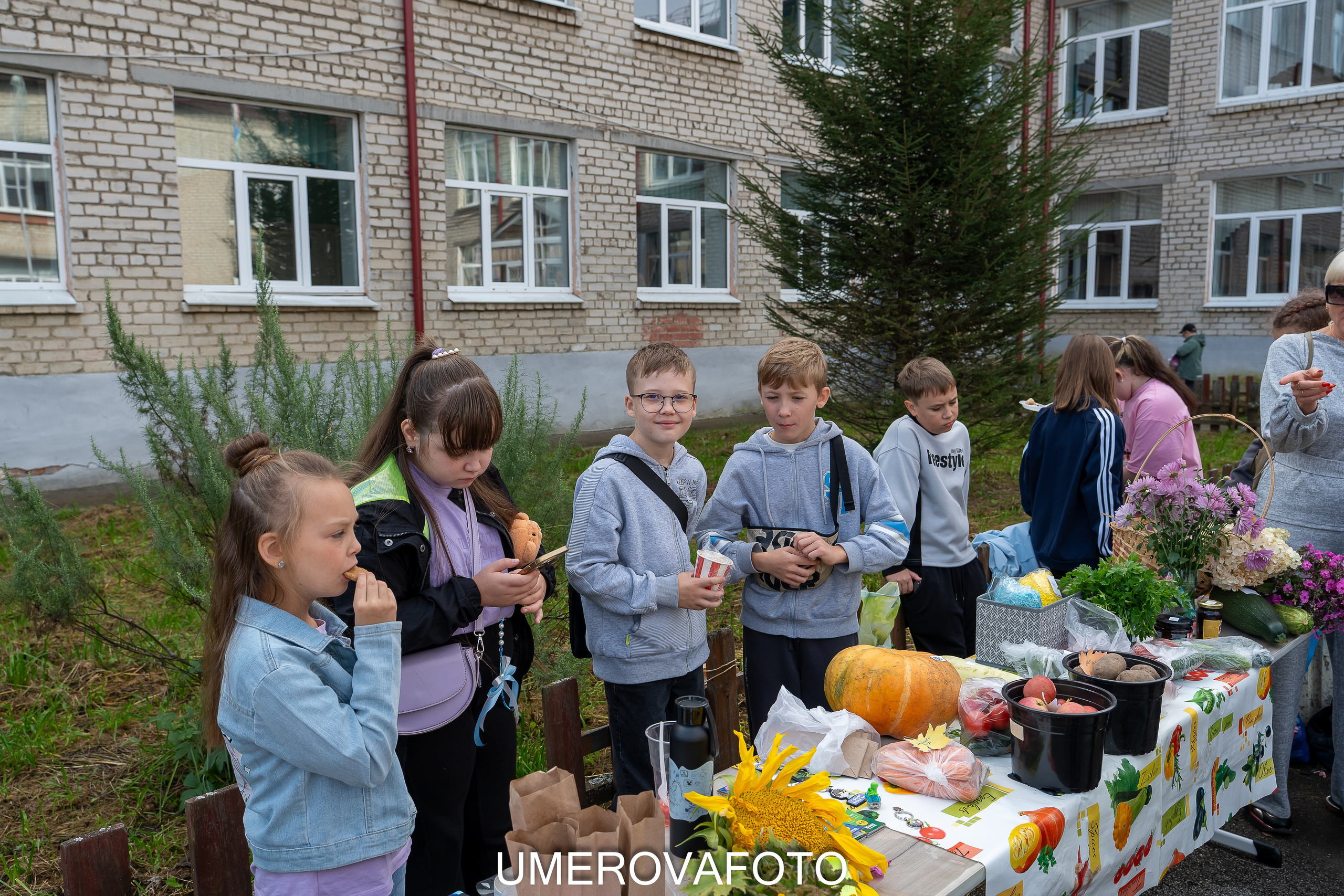 Благотворительная ярмарка в Гимназии № 5. Фотограф в детский сад в Екатеринбурге, выпускные альбомы Юлия Умерова
