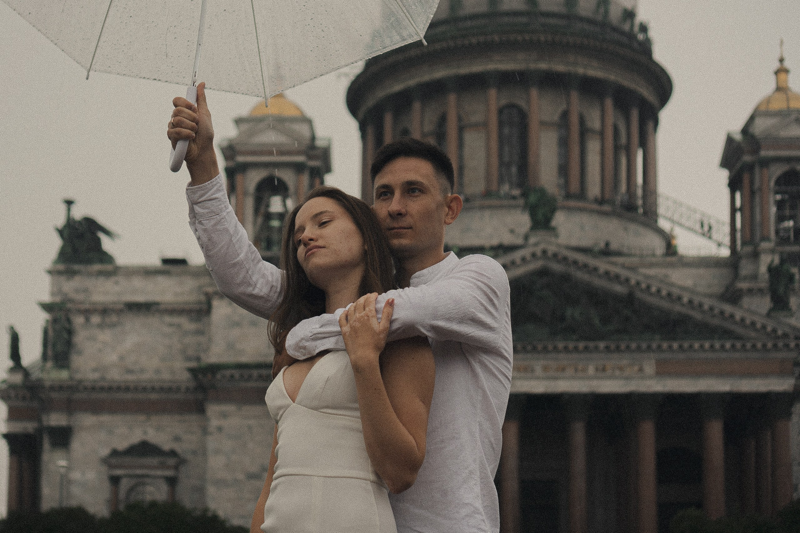 СВАДЕБНАЯ ФОТОСЕСИСИЯ В МЕТРО И ВОЗЛЕ ИСАКИЕВСКОГО СОБОРА В ДОЖДЬ. Профессиональный фотограф, Санкт-Петербург — Виктория Богомолова