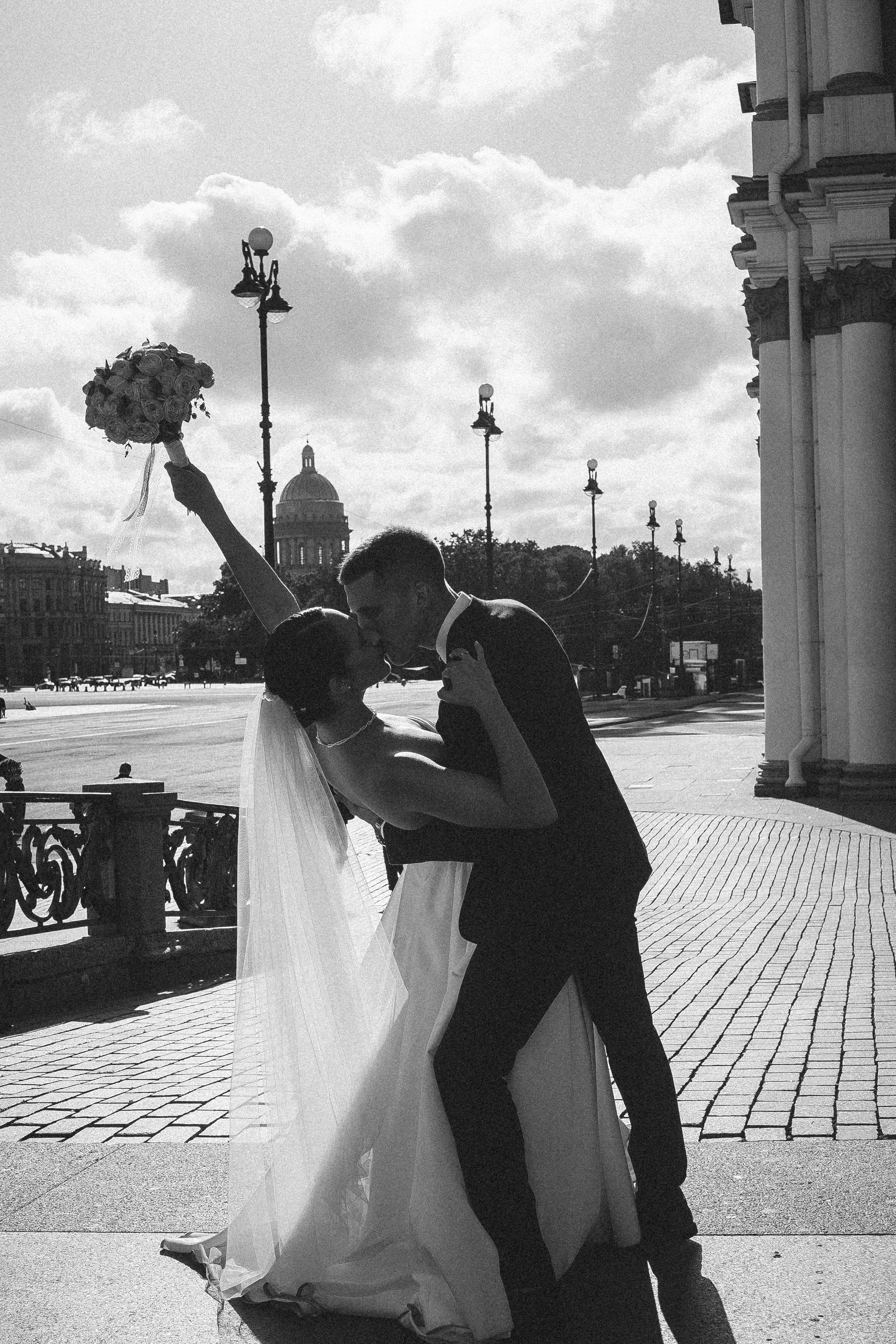 СВАДЕБНАЯ ПРОГУЛКА В САНТК-ПЕТЕРБУРГЕ (ИСАКИЕВСКИЙ СОБОР, ЗИМНЯЯ КАНАВКА, ЭРМИТАЖ И БОЛЬШАЯ МОРСКАЯ УЛИЦА). Профессиональный фотограф, Санкт-Петербург — Виктория Богомолова