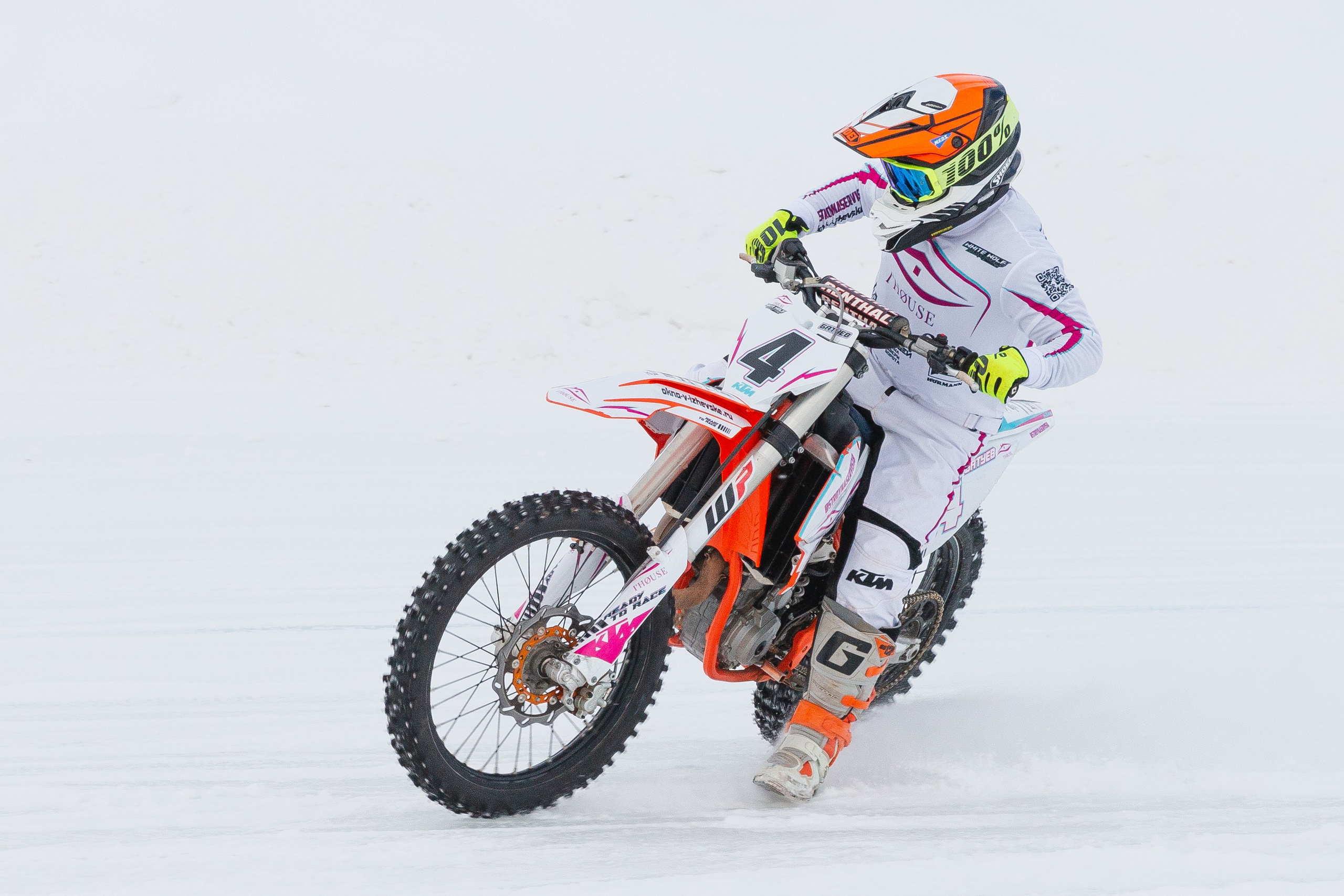 Мотоциклист наклонившись заходит в крутой дрифт