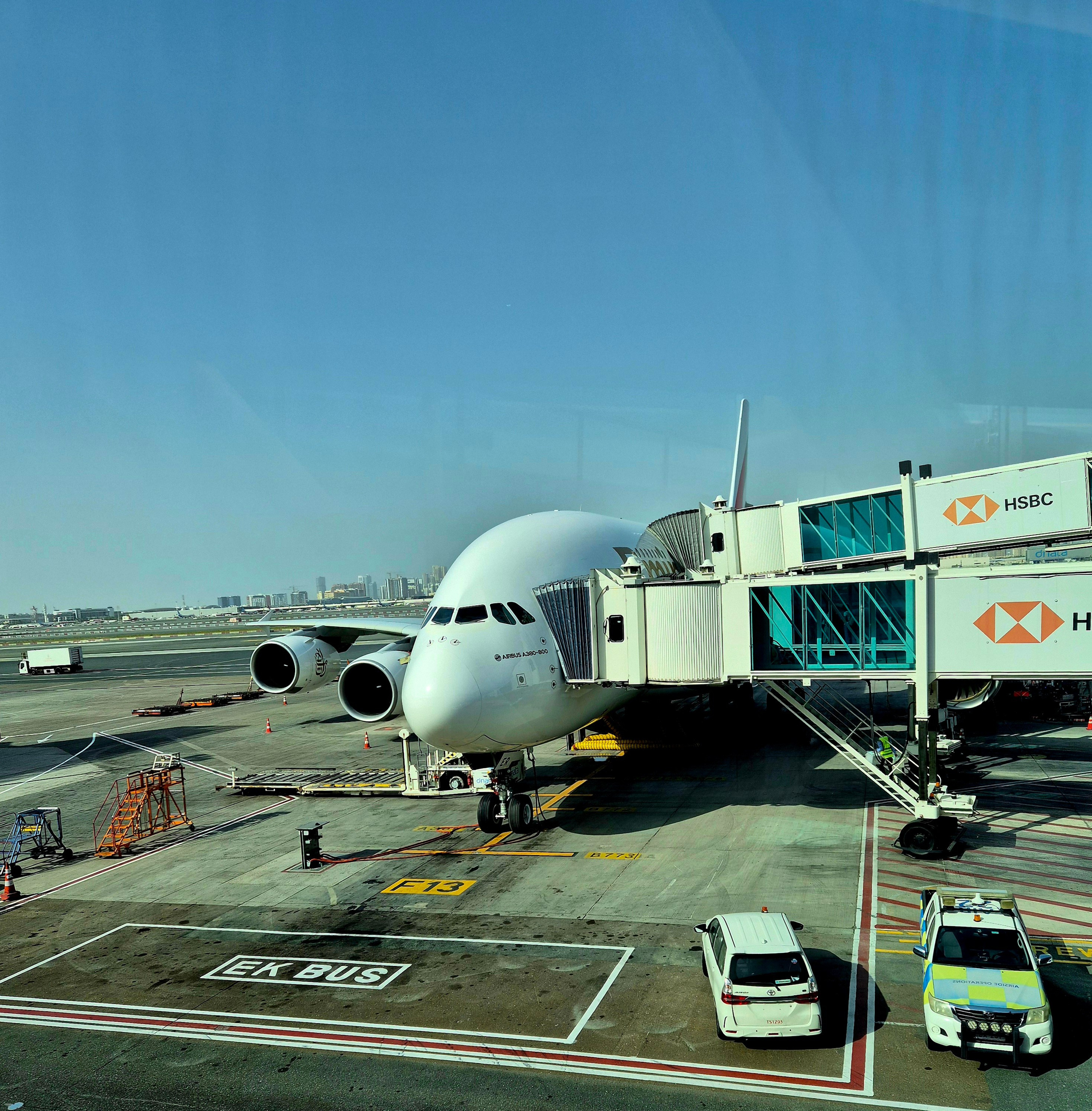 Вылет задержался из-за поломки кондиционера в самолете. Сидеть 40 минут в раскаленном А380 было не самое приятное занятие. Но самолет быстро починили и отпустили нас в московскую мартовскую зиму.