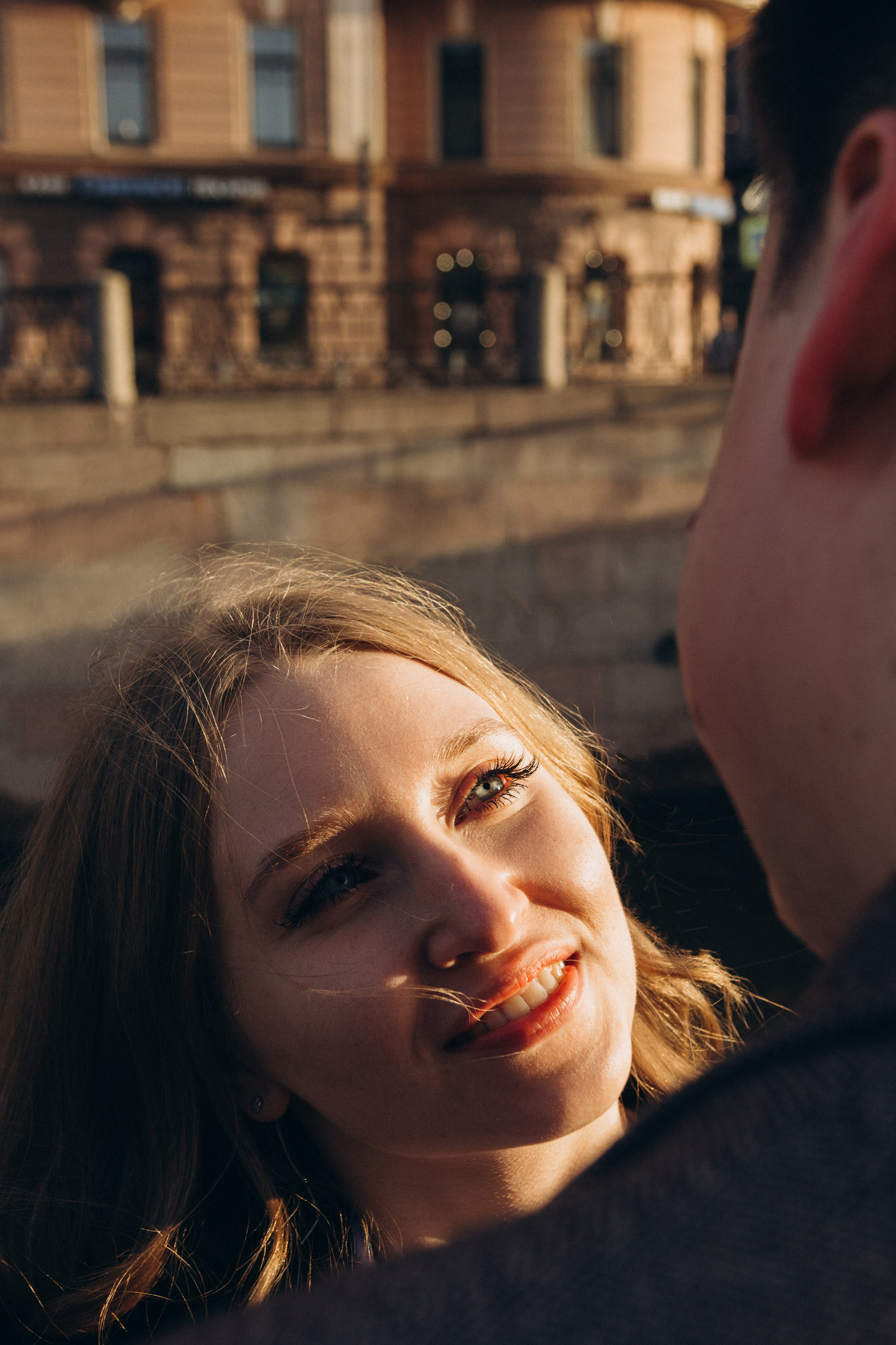 Девушка с нежностью смотрит на парня , 