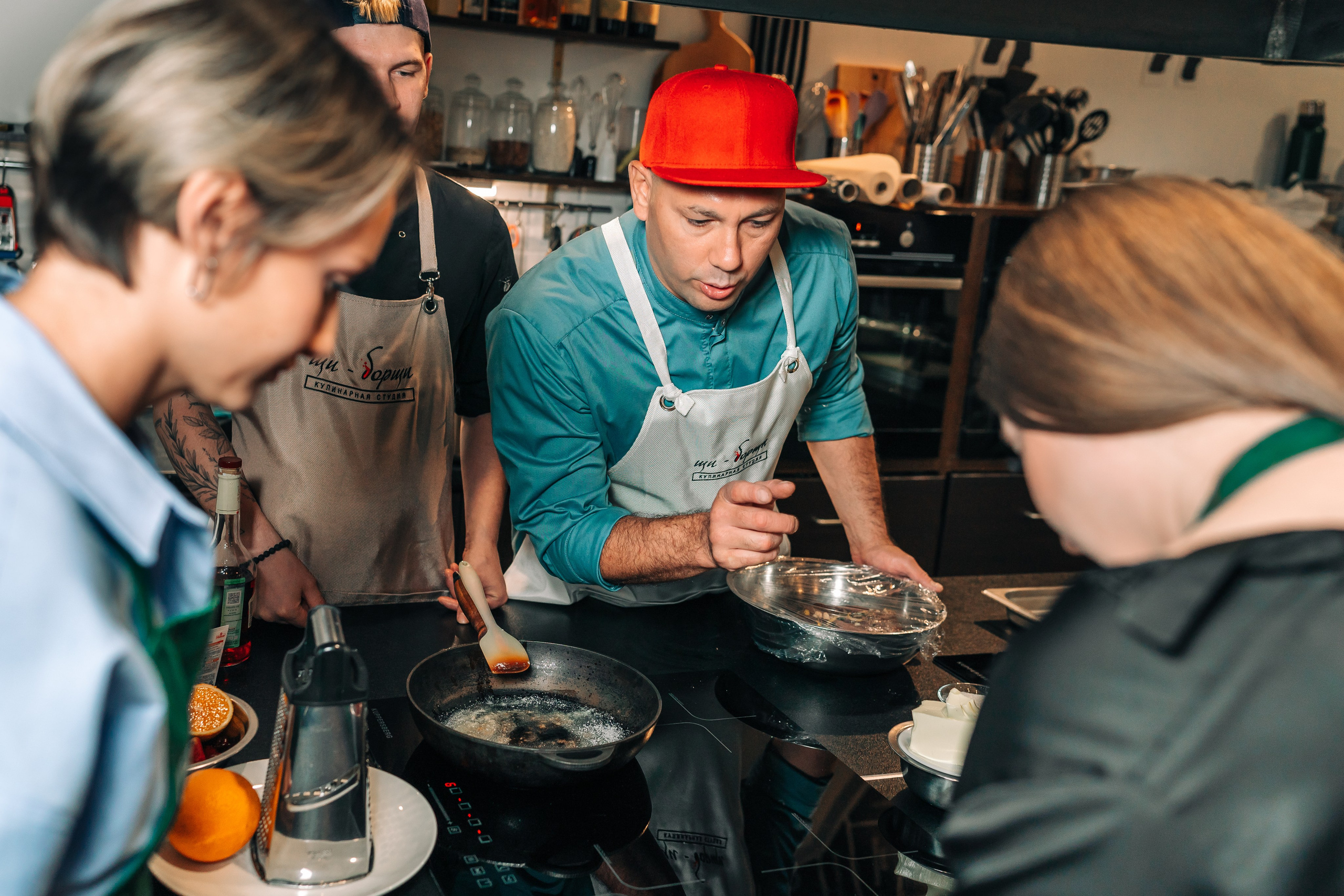 Фотосессия дня рождения в кулинарной студии в Воронеже.