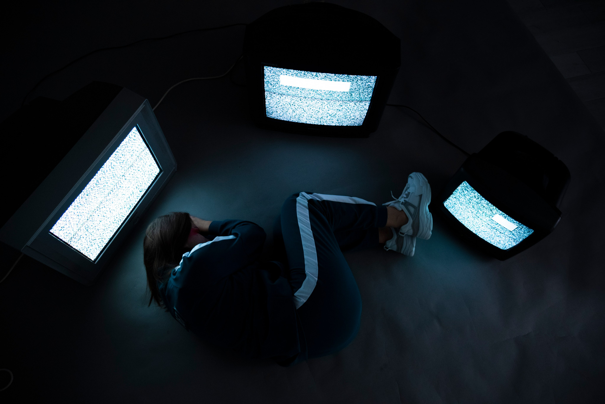 Фотопроект самоизоляция, сомнамбула, сновидческие видения, философия, одиночество, арт-фотография. девушка смотрит тв-помехи