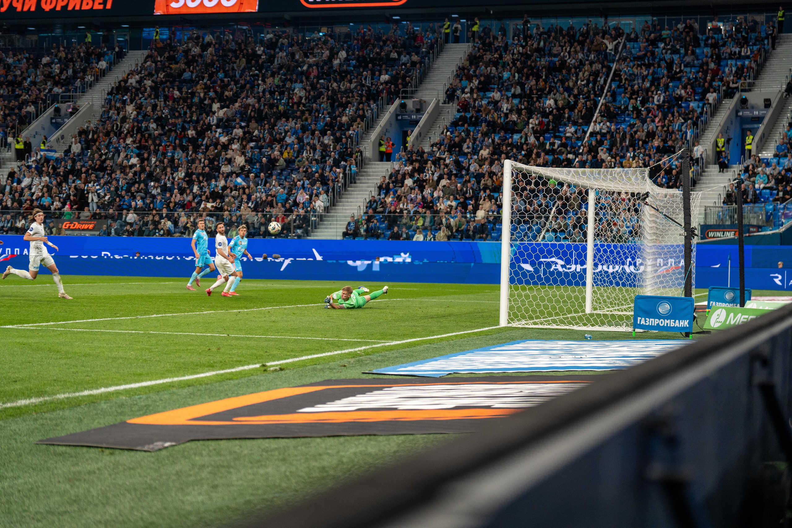 Репортажный спортивный фотограф Санкт-Петербург запечатлел гол Зенита против Оренбурга