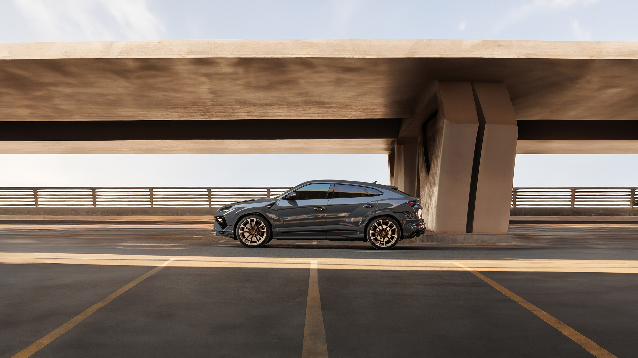 Lamborghini Photoshoot in Dubai — Luxury Car Photography. Evgen Yatsenko — Photographer in Dubai