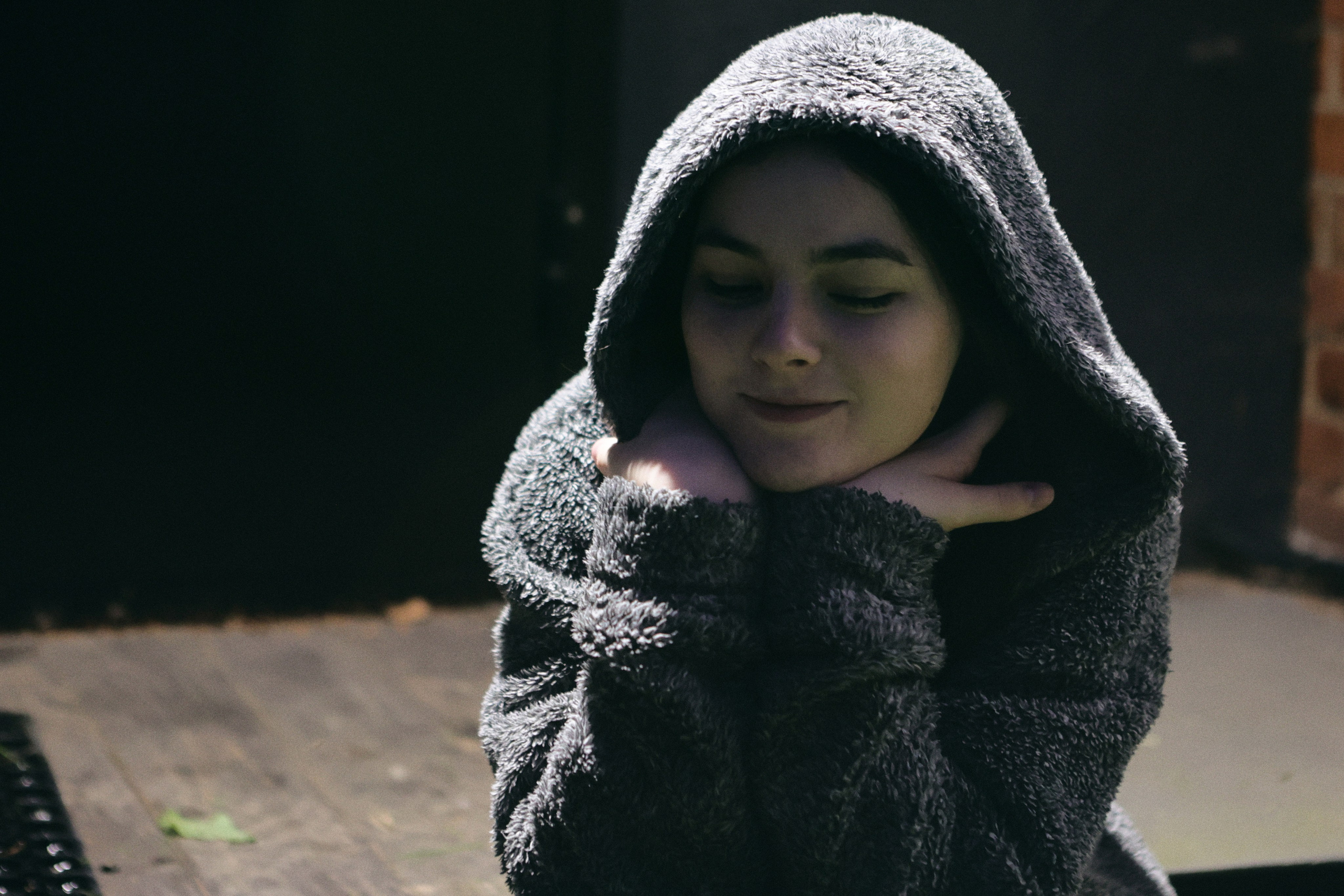 милая девушка в капюшоне