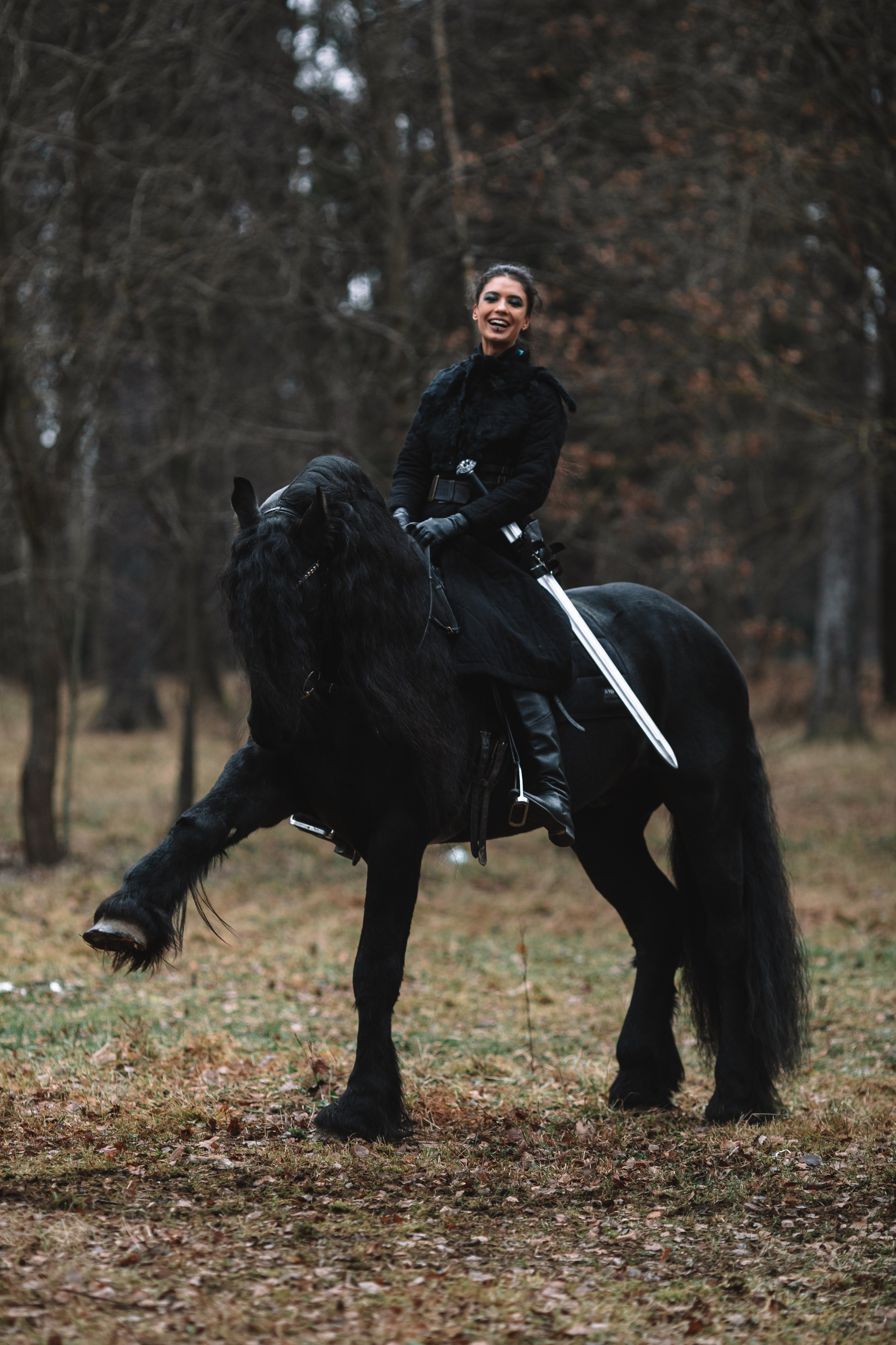 Наташа с фризом в костюме викинга. Фотосессии с лошадьми