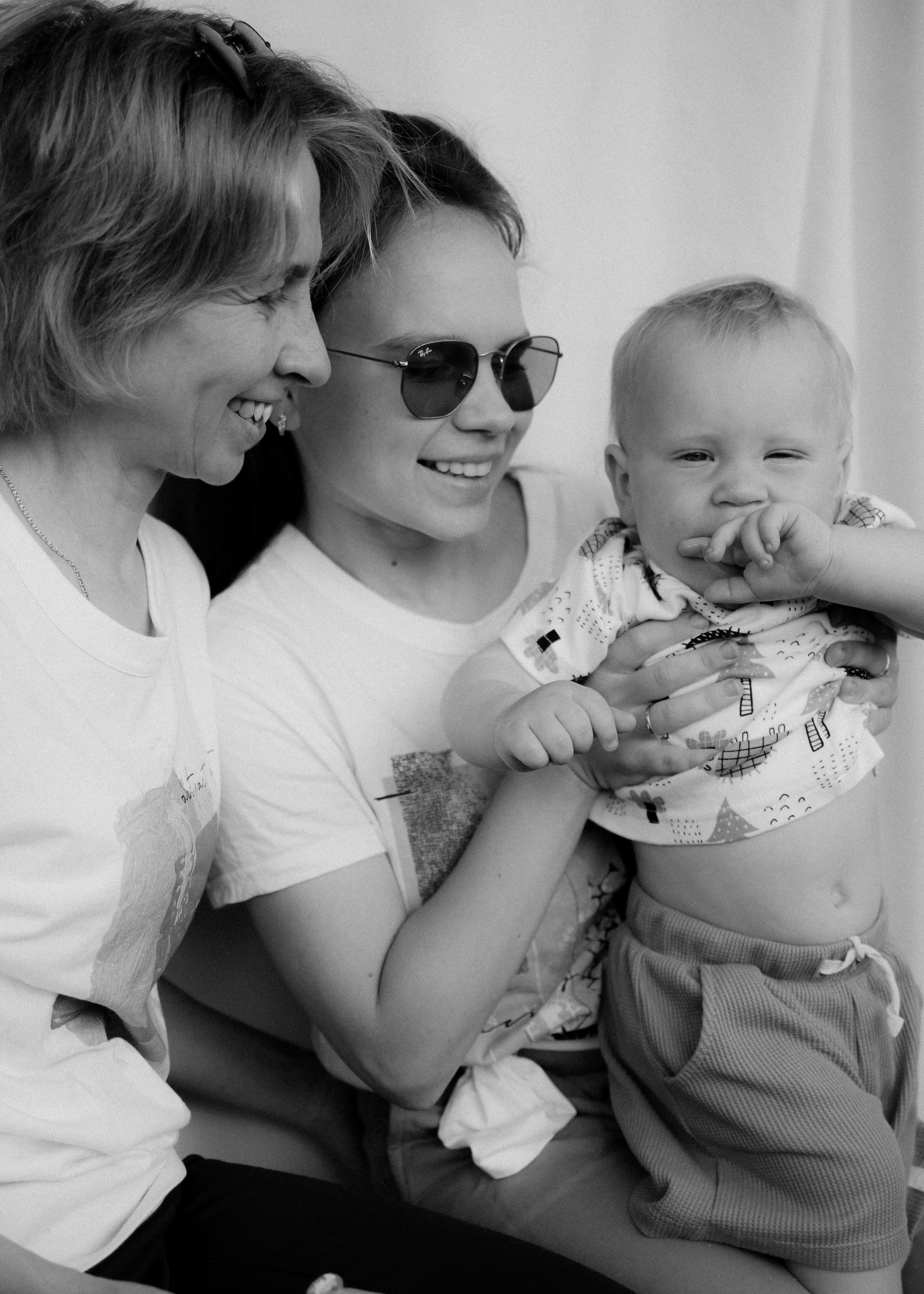 Бабушка Ира, мама Даша и маленький Ваня. Александра Крашевская. Портретный фотограф в Москве и Санкт-Петербурге