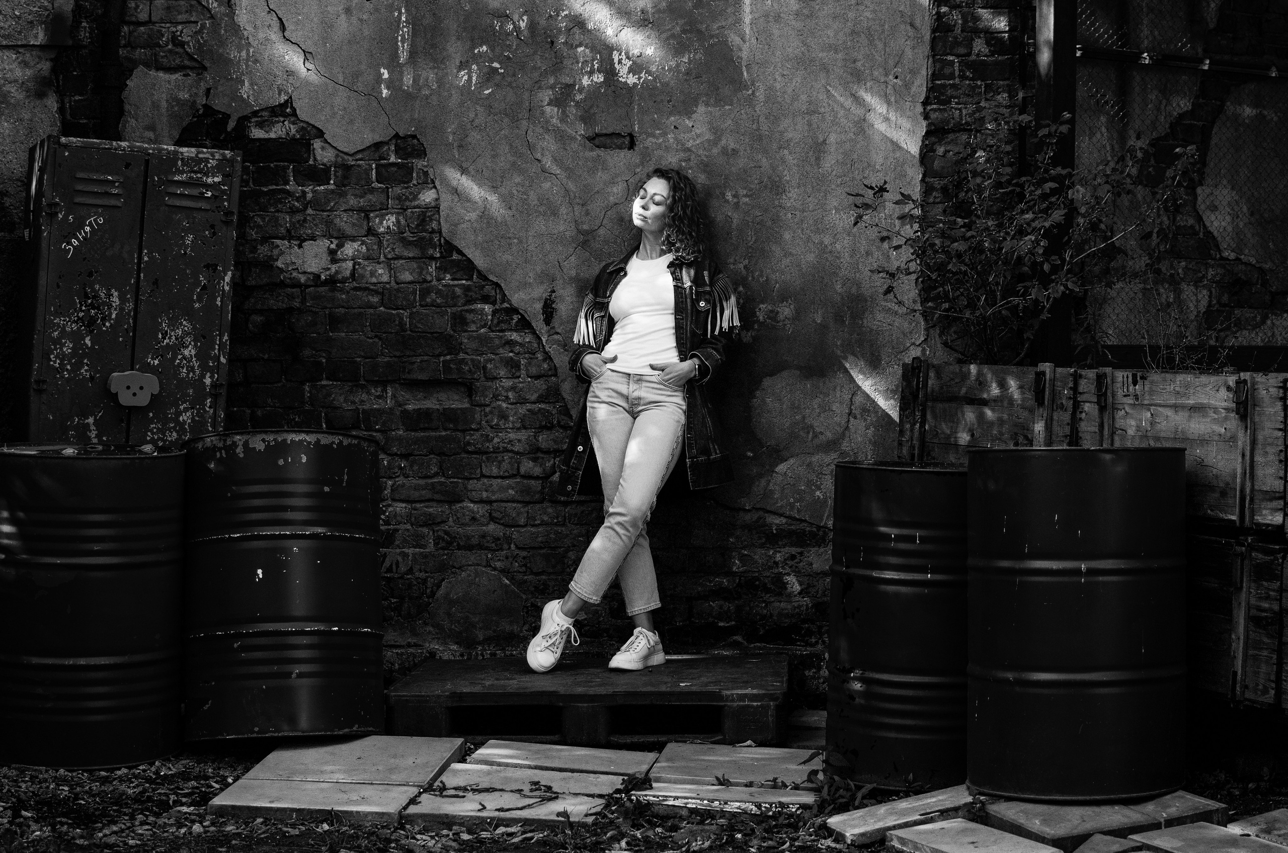 Фотопрогулка по питерским дворикам и парадным в формате разведки новых мест. Портретный и репортажный фотограф в Санкт-Петербурге Варвара Жукова