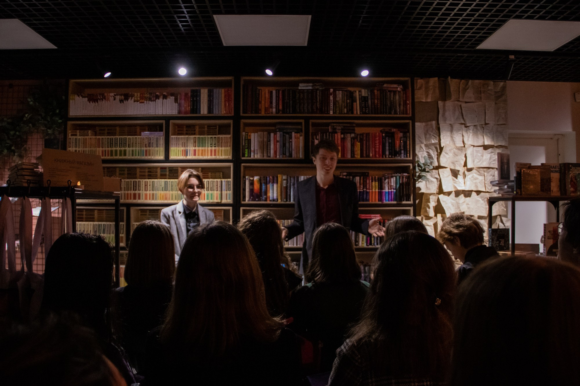 Презентация книги в кофейне «Издательство кофе». Репортажный, промышленный и маркетплейс-фотограф Дмитрий Чернат