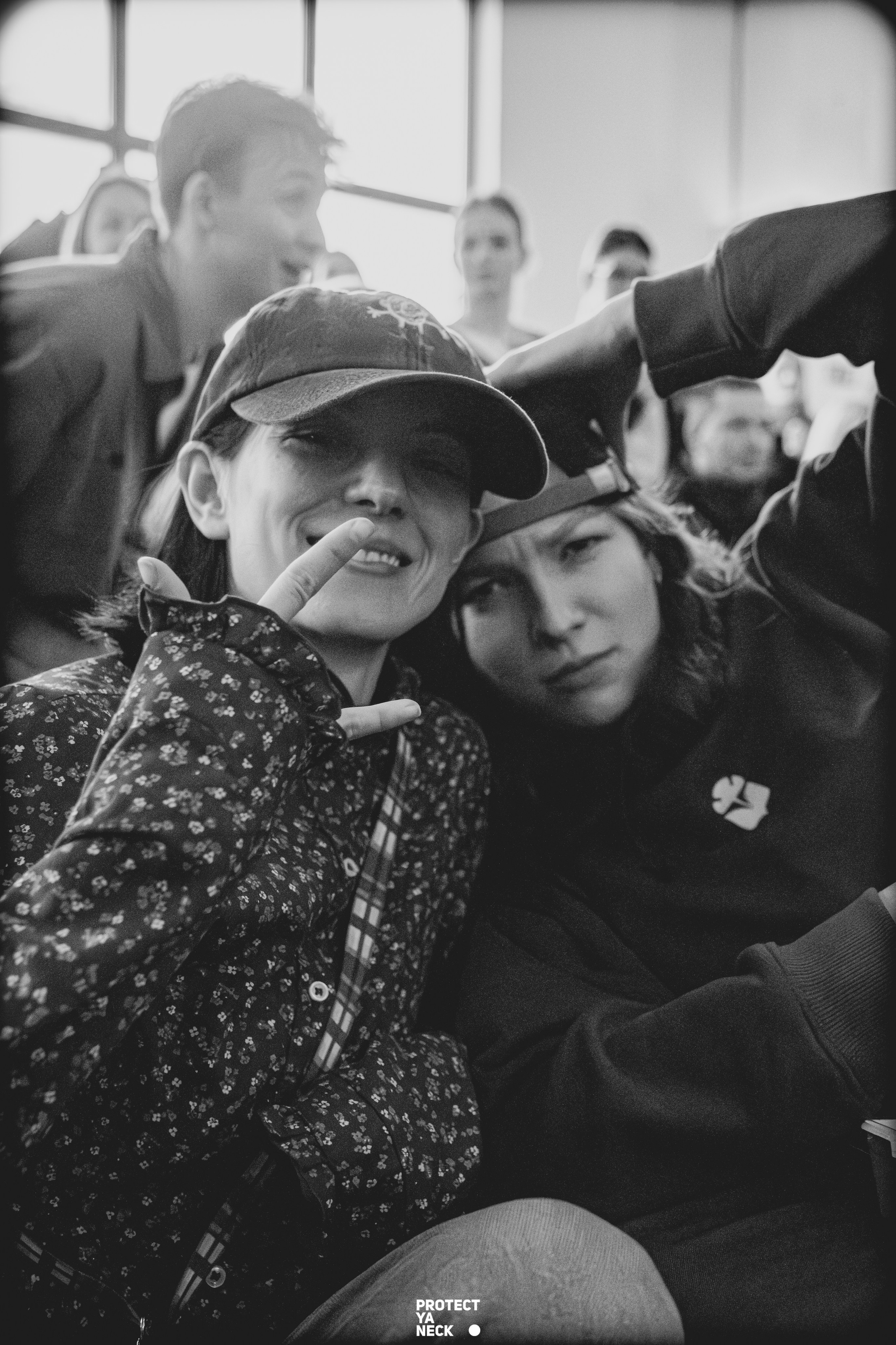 PROTECT YA NECK 22/03 (@youlovebu). Соня бу тебя сфоткала