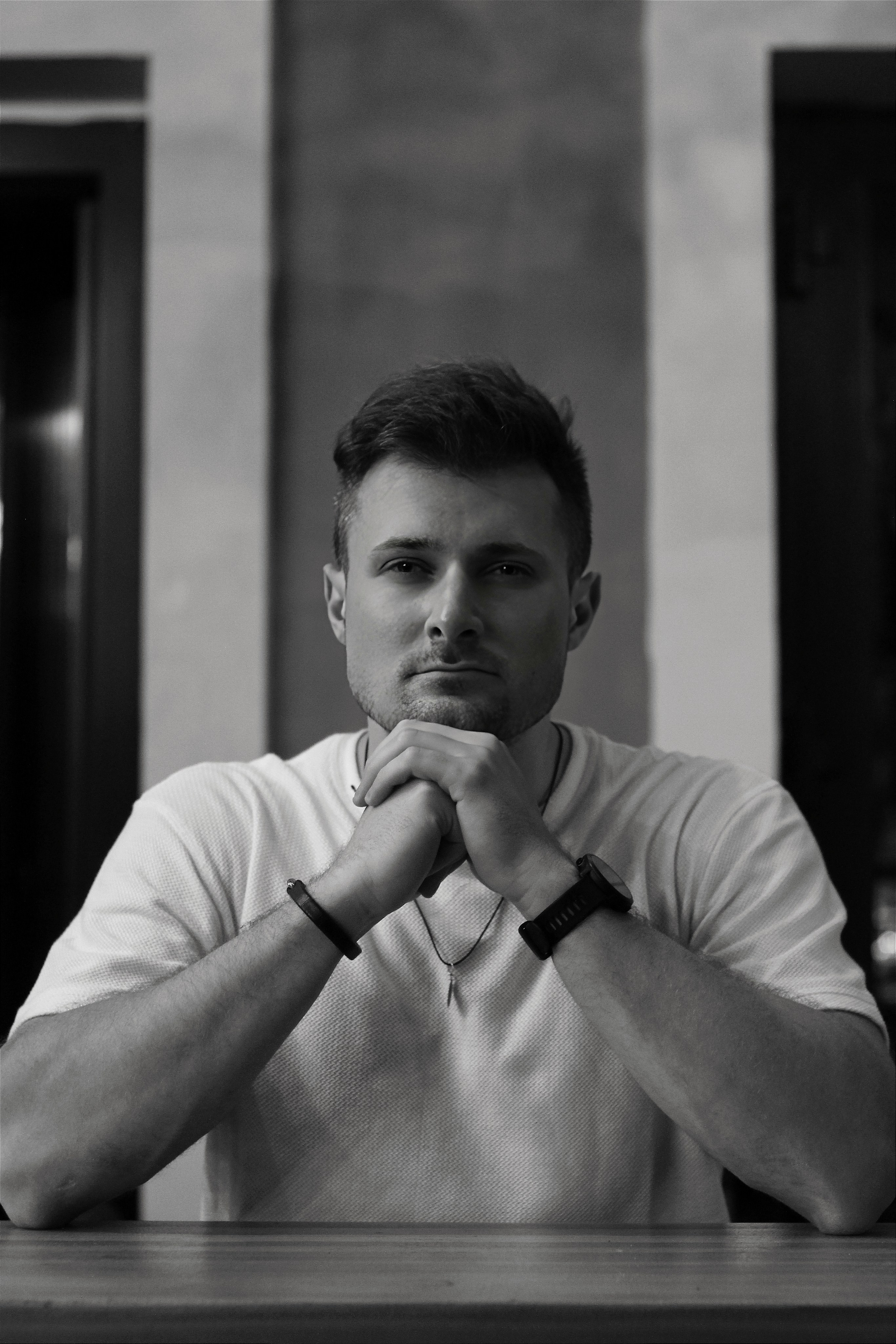 Мужской портрет. Контакты