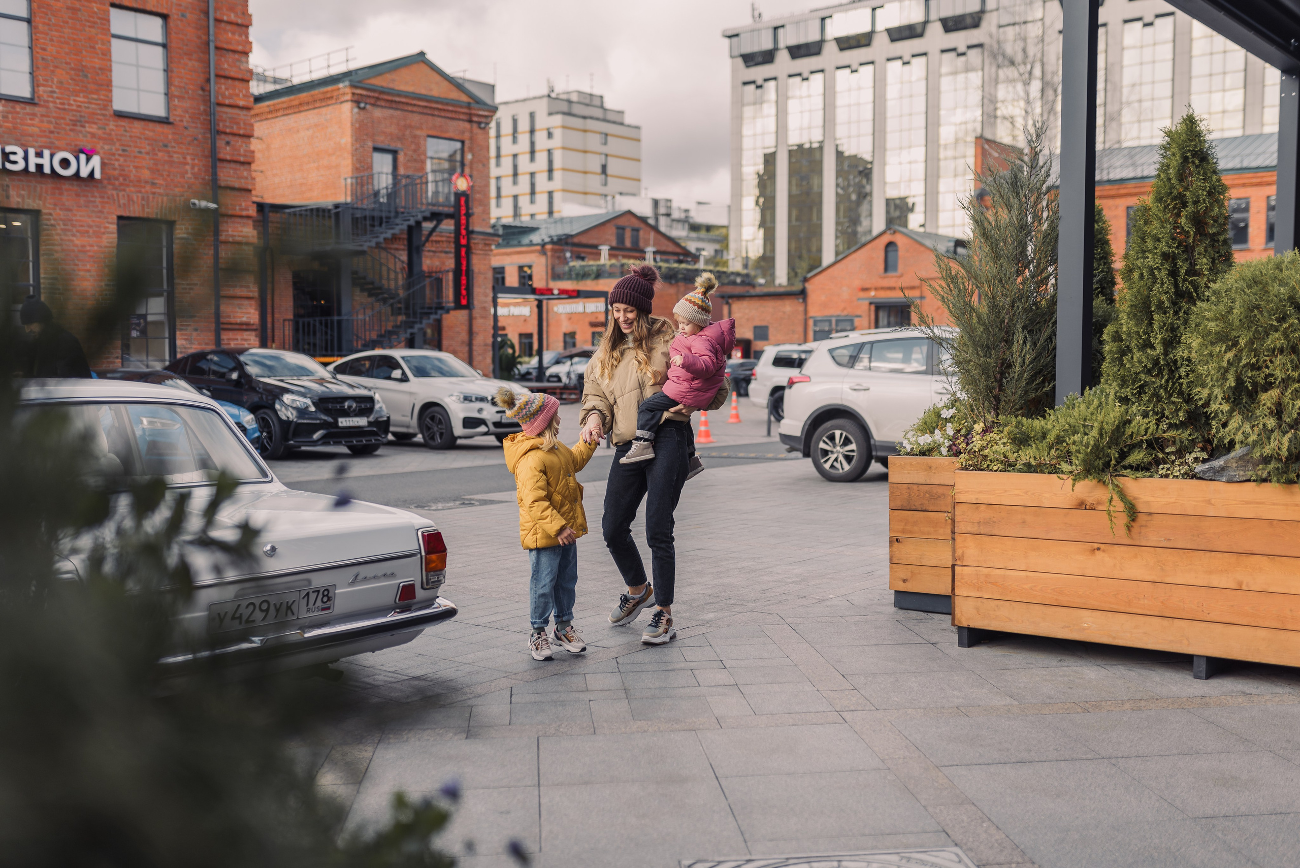 Прогулочная фотосессия в городе в стиле Lifestyle. Контент-фотограф в Москве Хныкина Лена