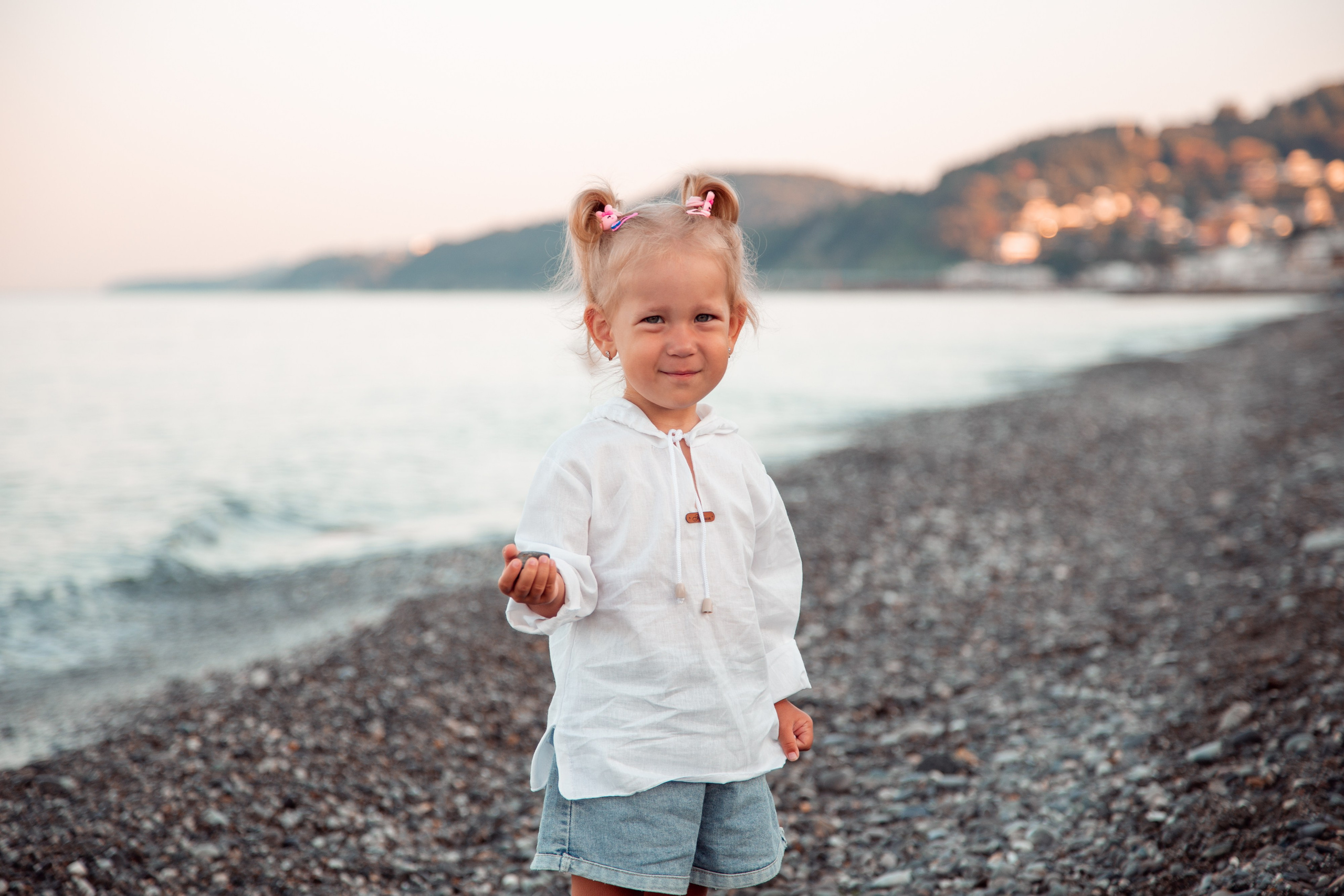 Каждый год они проводят фотосессию в именных майках у моря в Лоо. Семейный фотограф в Сочи, Лоо, Дагомысе, Вардане Кучумова Олеся
