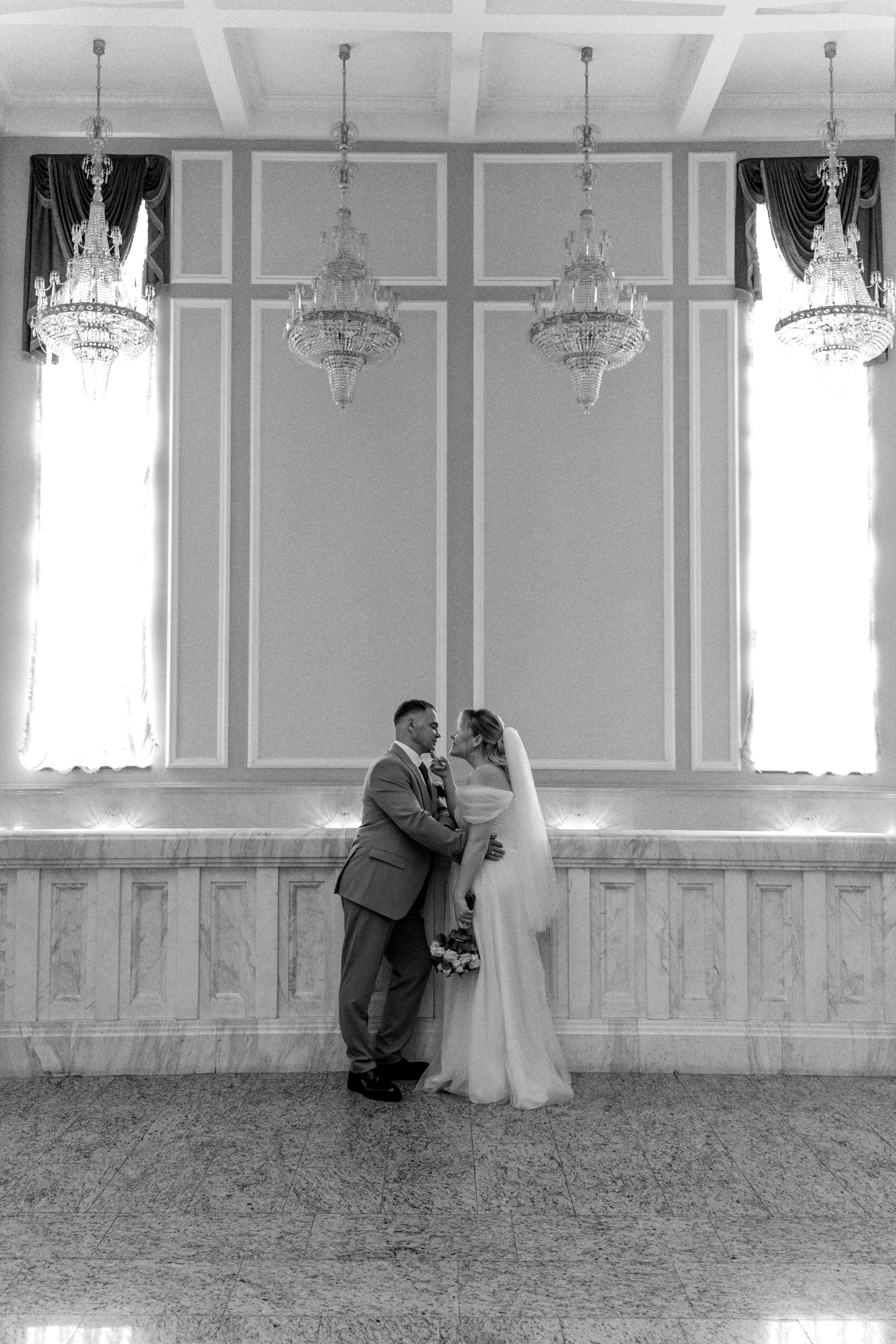 Фотосессия в театре: свадебные моменты. Ваш семейный фотограф в Минске — Вика Трегубова