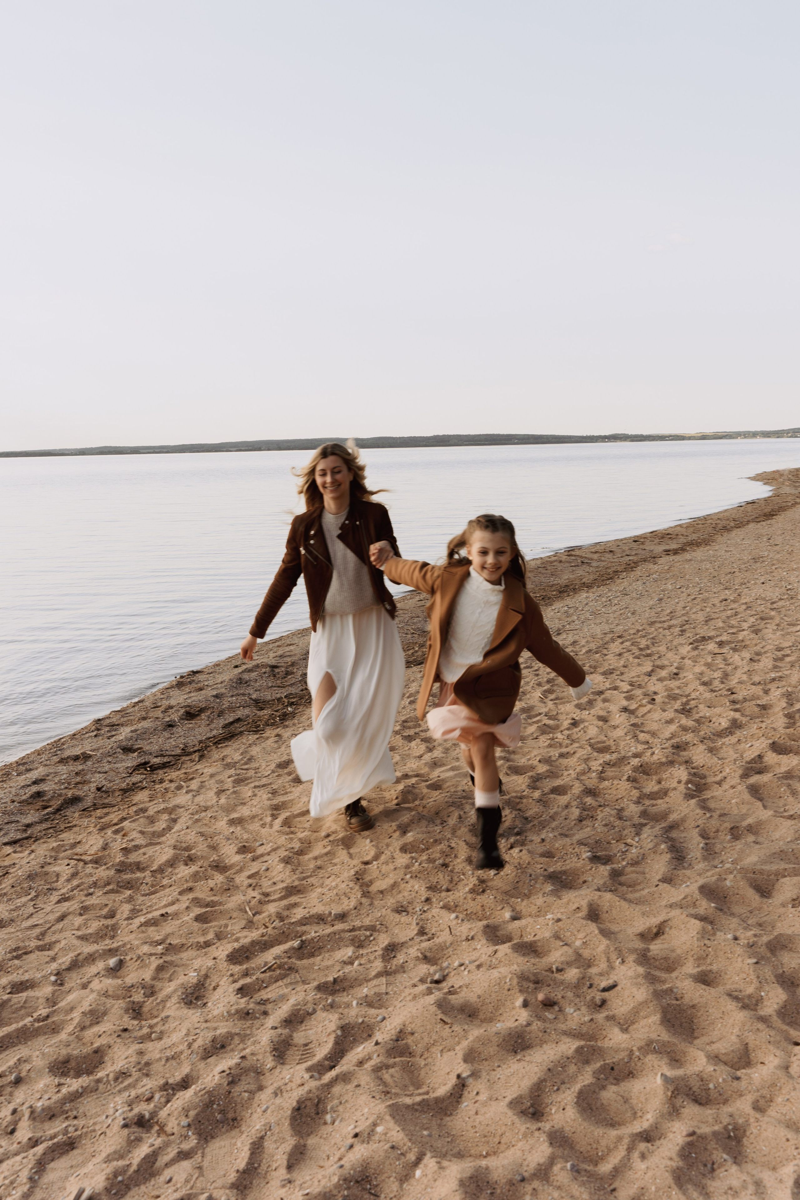 Весеннее тепло семьи на берегу Минского моря. Ваш семейный фотограф в Минске — Вика Трегубова