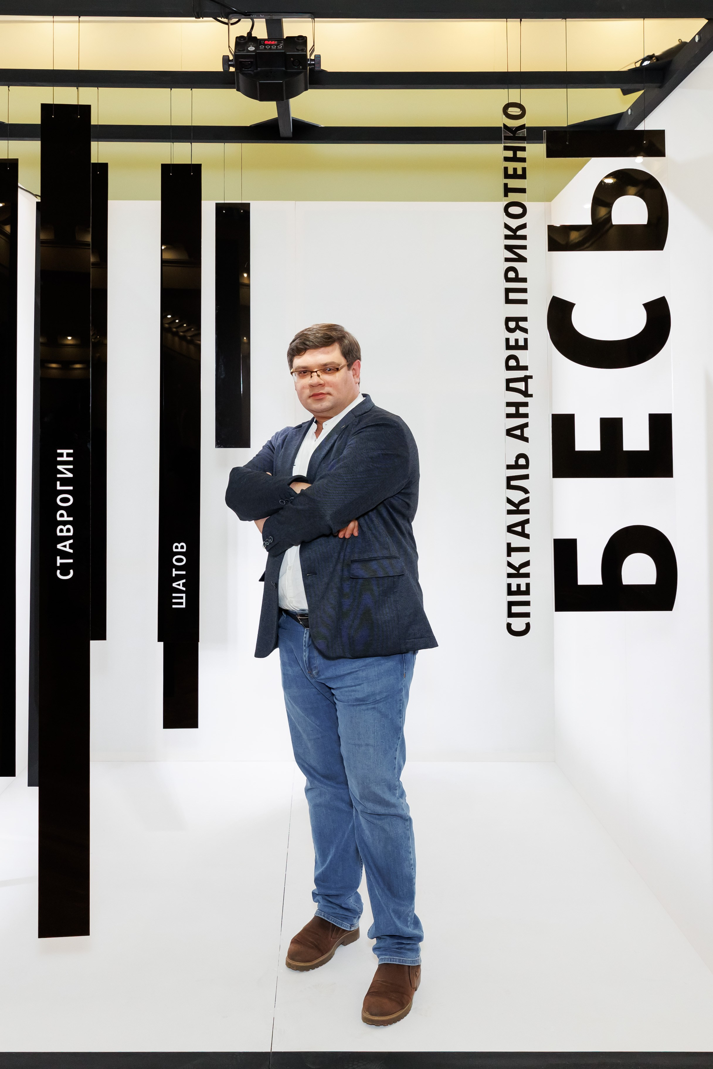 Красный факел — фотозона перед премьерой спектакля. Фотограф Новосибирск — Наталья Гресь