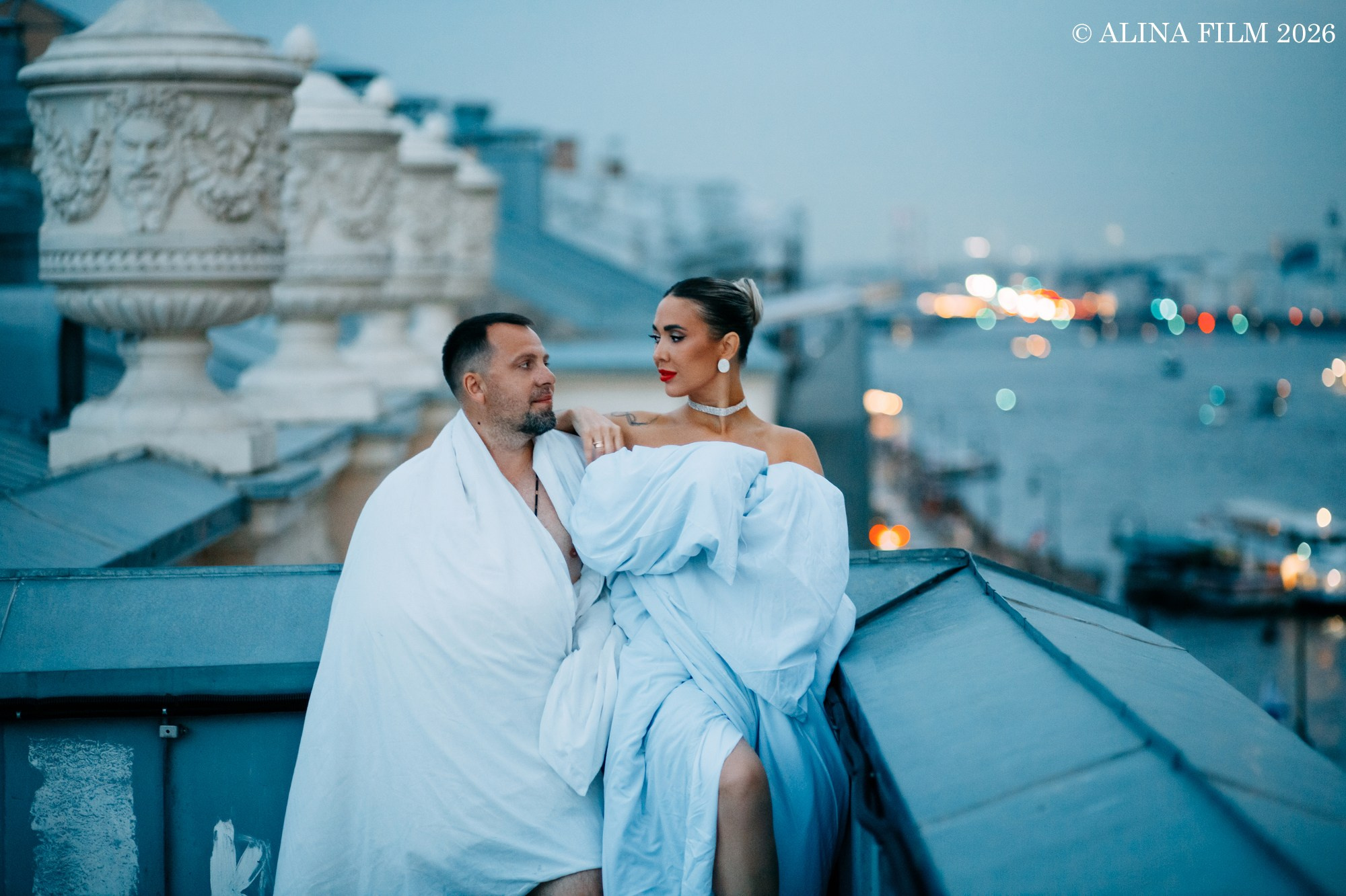 Фотосессия на крыше в одеялах. Вид на Неву и Петропавловскую крепость. Фотограф в Санкт-Петербурге Alina Film