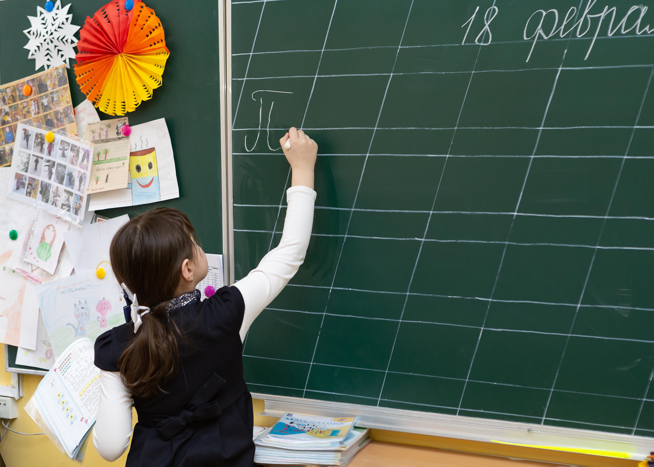 Девочка пишет на доске Подольск