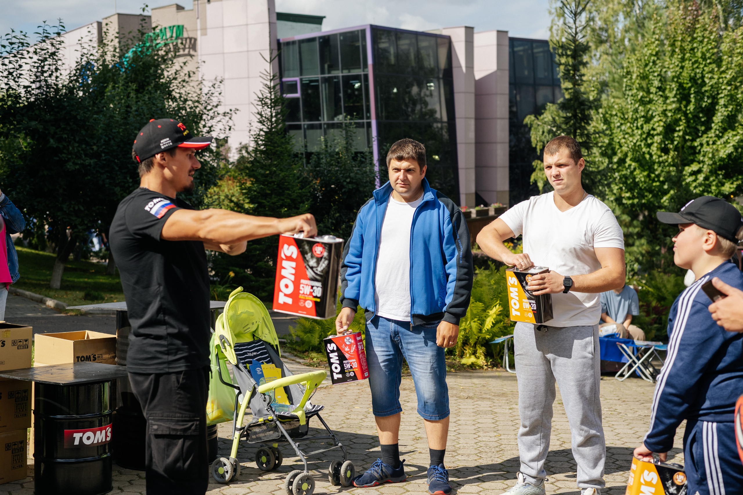 Моторное масло Tom's. Фотограф в Красноярске