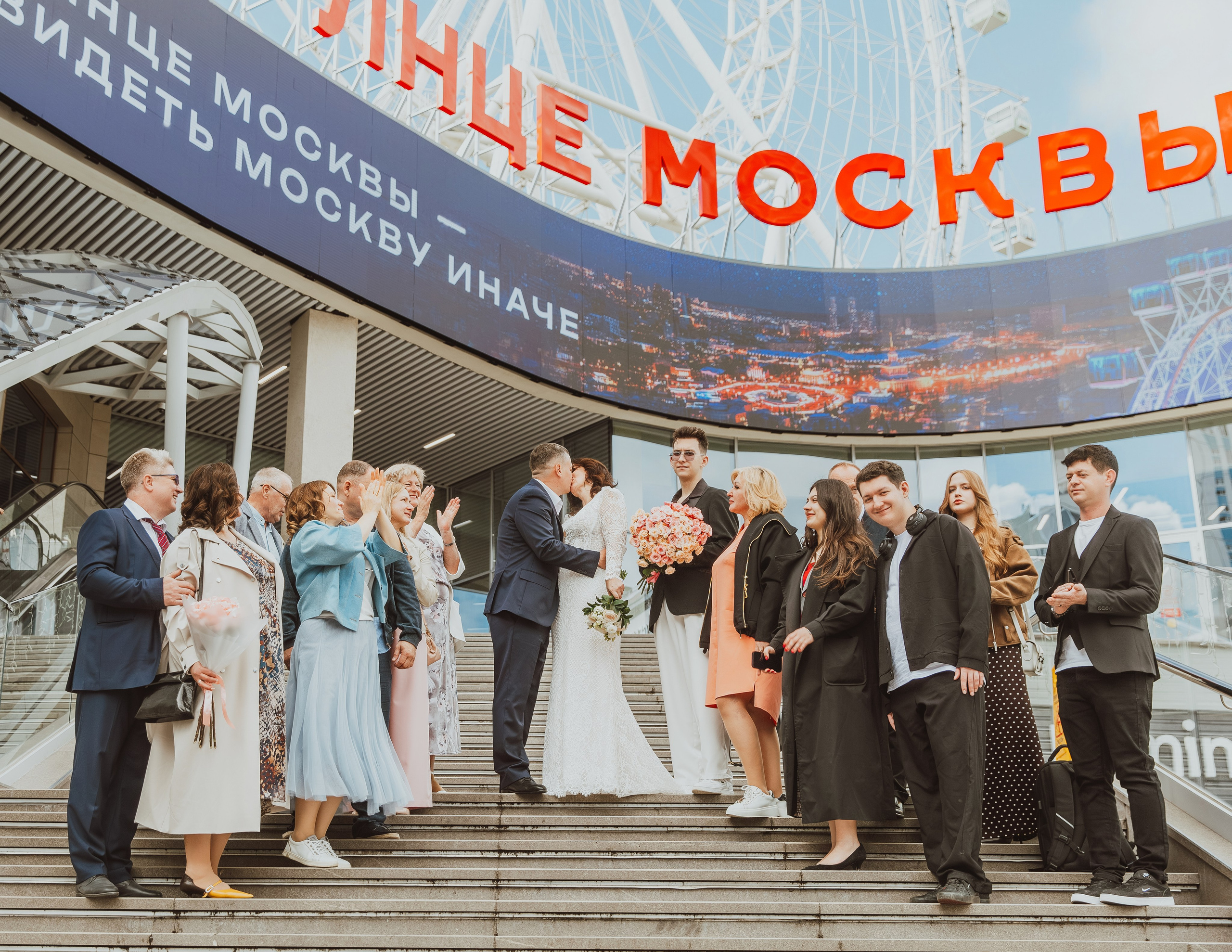 Свадебный фотограф в Москве и Домодедово, свадебная фотосессия на ВДНХ, свадебная фотосессия на колесе обозрения Солнце Москвы,  свадебная съёмка на Солнце Москвы ВДНХ, свадебная фотопрогулка на ВДНХ, свадебный фотограф Анна Авилочкина