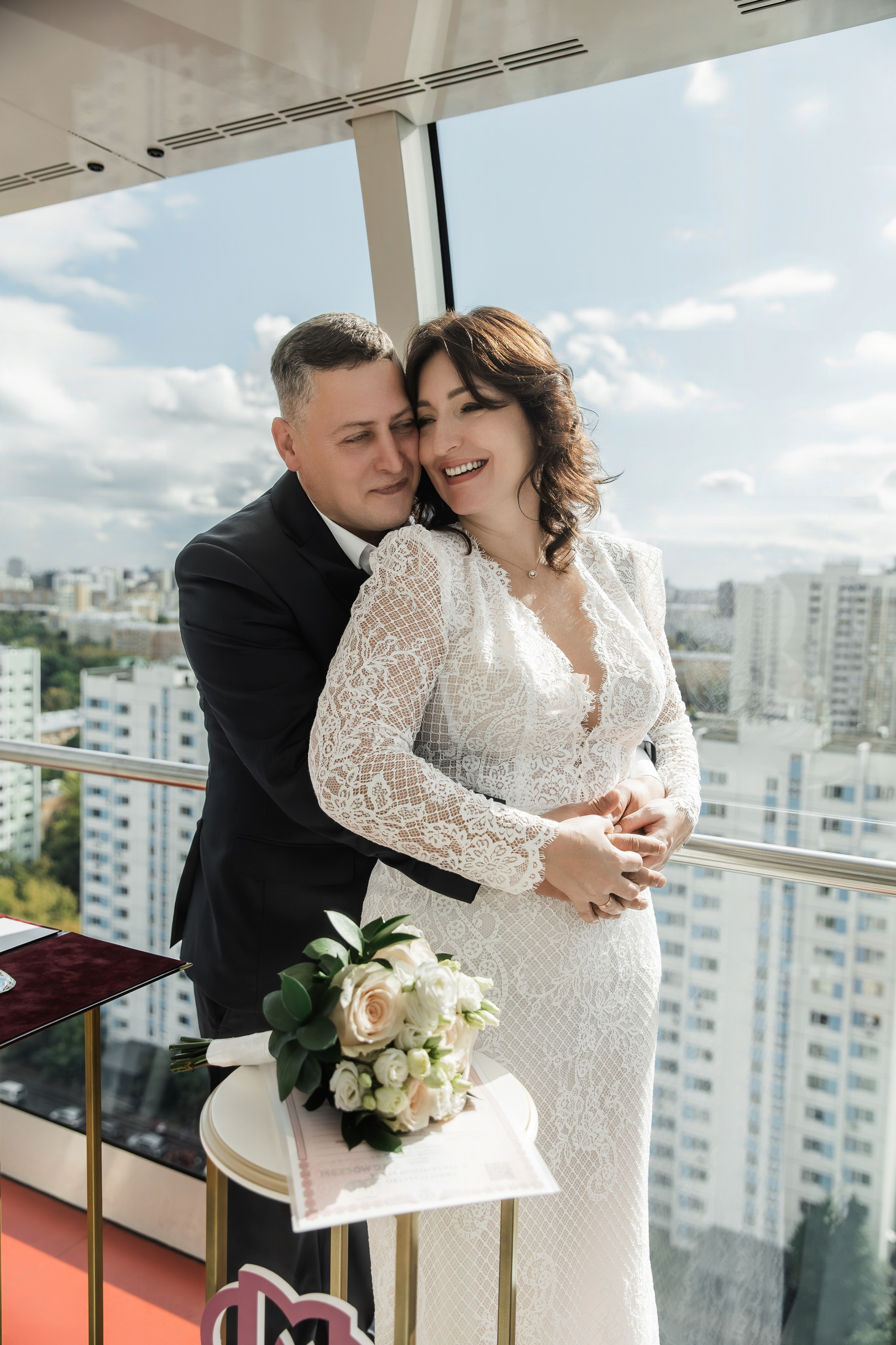 Свадебный фотограф в Москве и Домодедово, свадебная фотосессия на ВДНХ, свадебная фотосессия на колесе обозрения Солнце Москвы,  свадебная съёмка на Солнце Москвы ВДНХ, свадебная фотопрогулка на ВДНХ, свадебный фотограф Анна Авилочкина