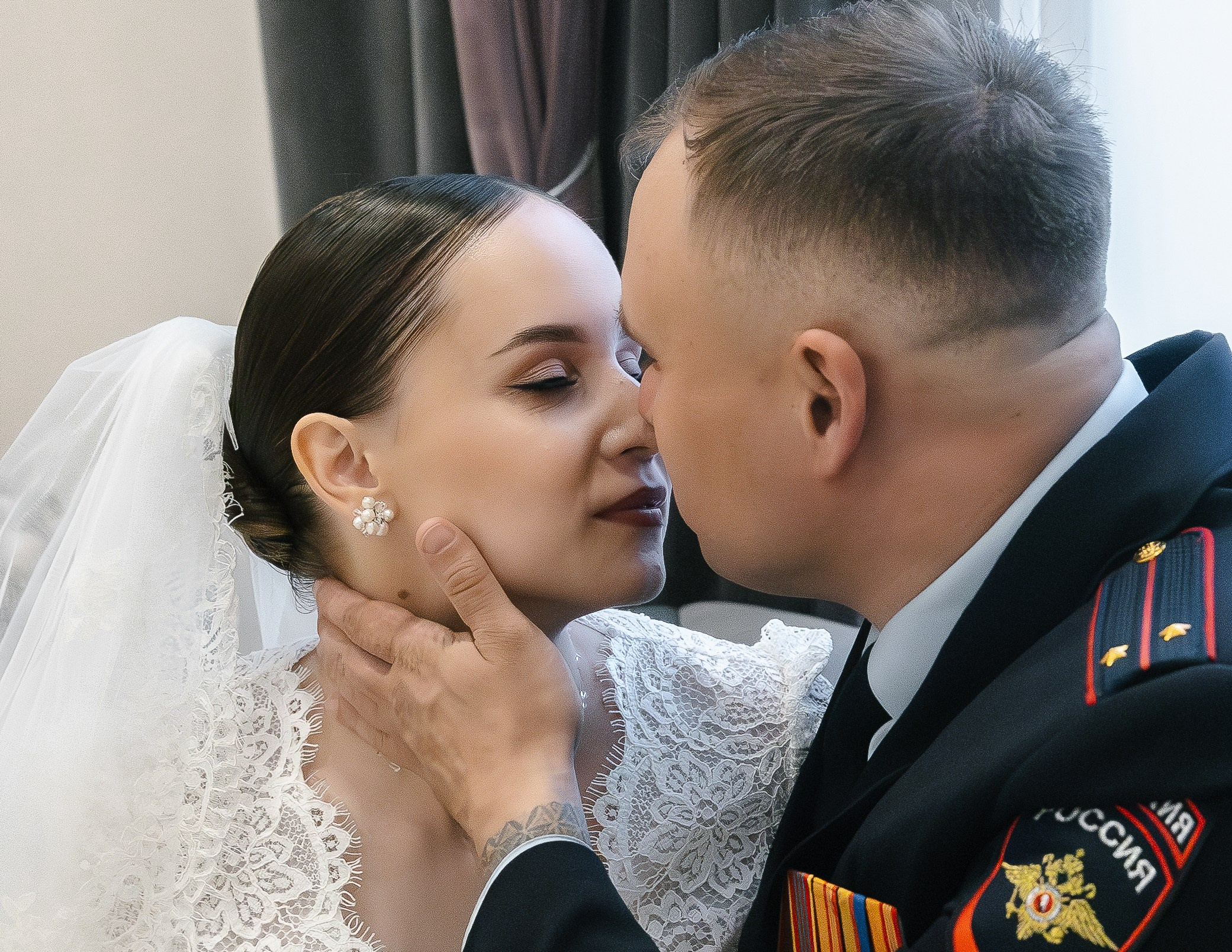Свадебный фотограф в Москве и Домодедово, свадебная фотосессия в Таганском Дворце бракосочетания, свадебная фотосессия в Таганском ЗАГСе,  свадебная съёмка в центре Москвы, свадебная фотопрогулка по Котельнической набережной, свадебный фотограф Анна Авилочкина