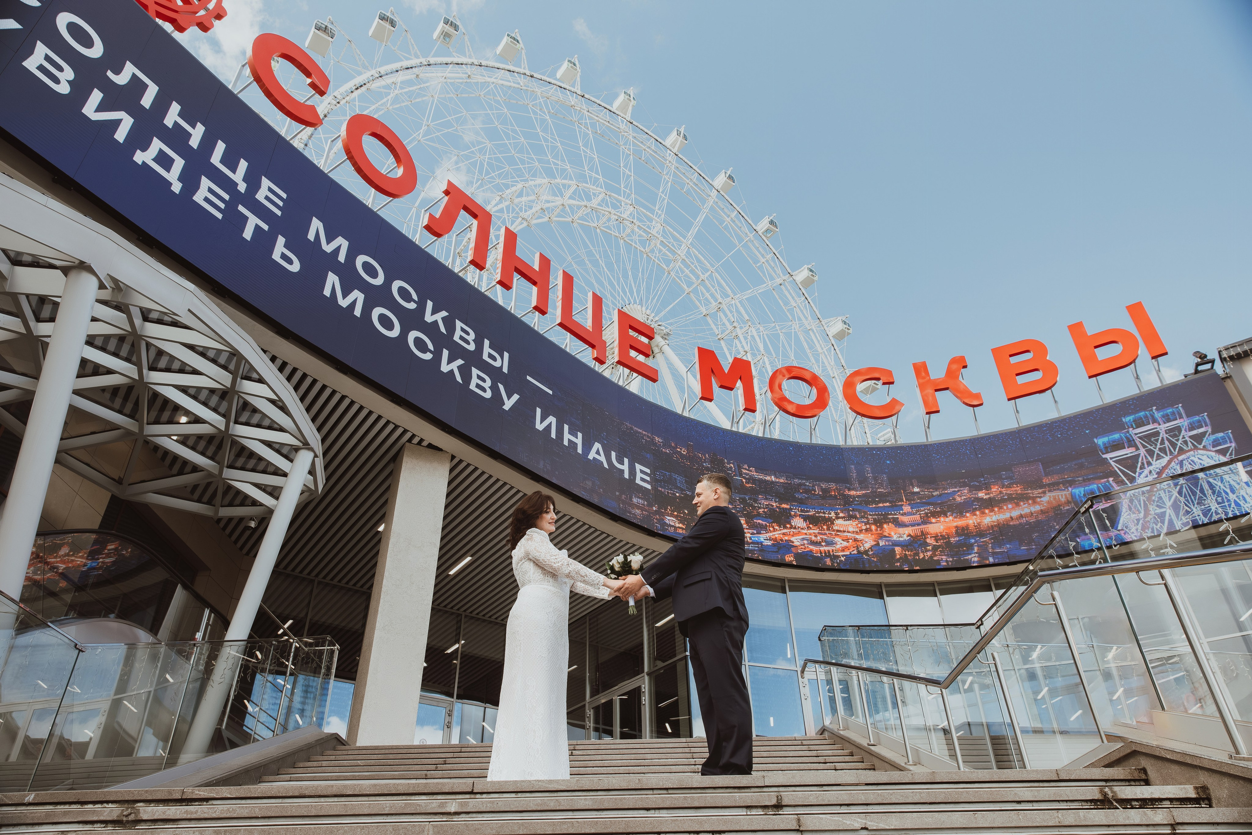 Свадебный фотограф в Москве и Домодедово, свадебная фотосессия на ВДНХ, свадебная фотосессия на колесе обозрения Солнце Москвы,  свадебная съёмка на Солнце Москвы ВДНХ, свадебная фотопрогулка на ВДНХ, свадебный фотограф Анна Авилочкина