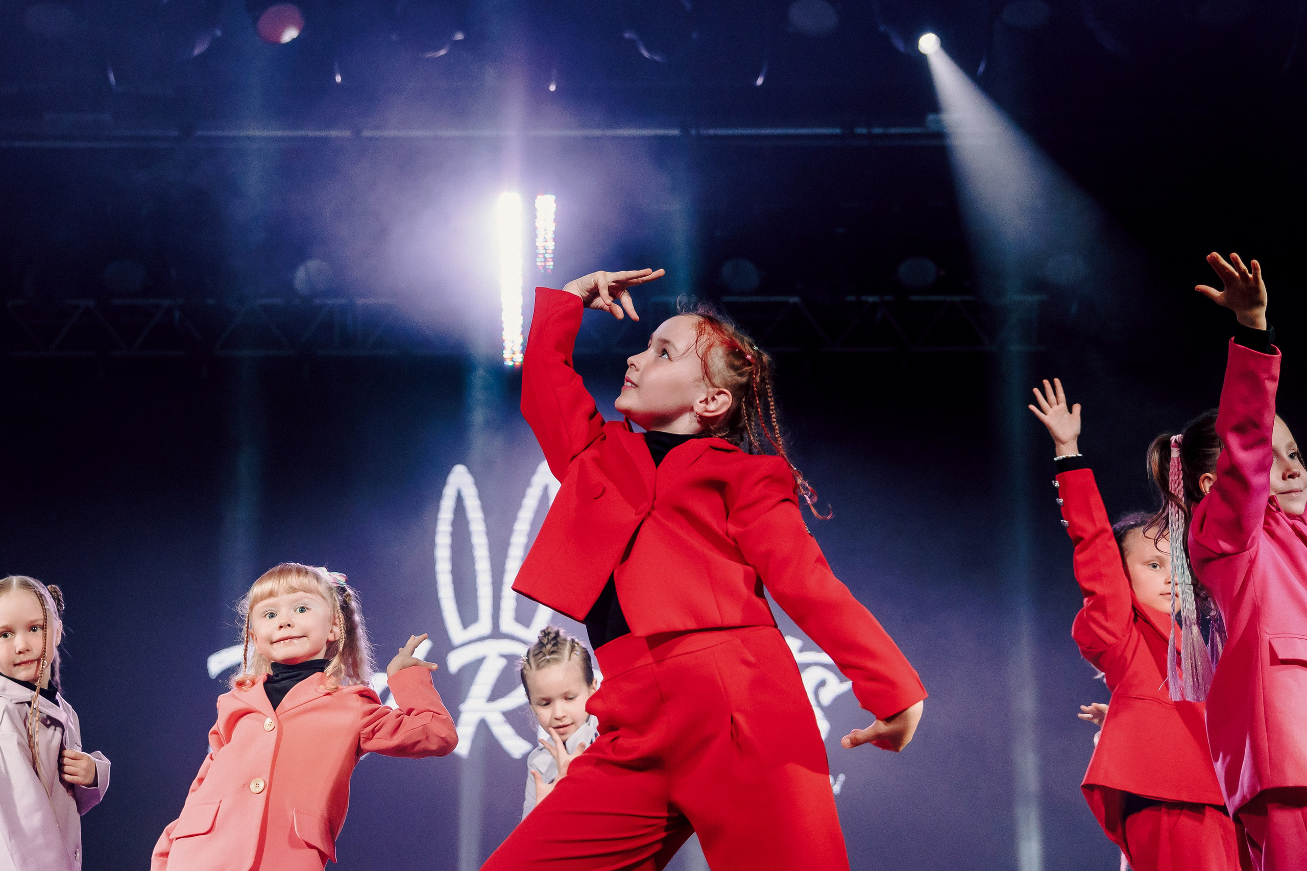 Отчётный концерт танцевальной школы «Red Rabbits» 2025. Лёшка Варзегов — фотограф