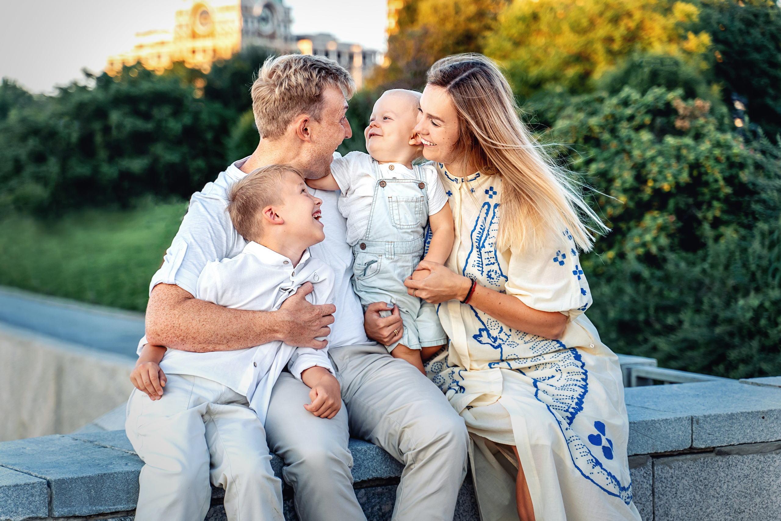 Семейная прогулка в парке Музеон на закате. Фотограф \ Видеограф на Крещение, Венчание Москва| Семейные съемки