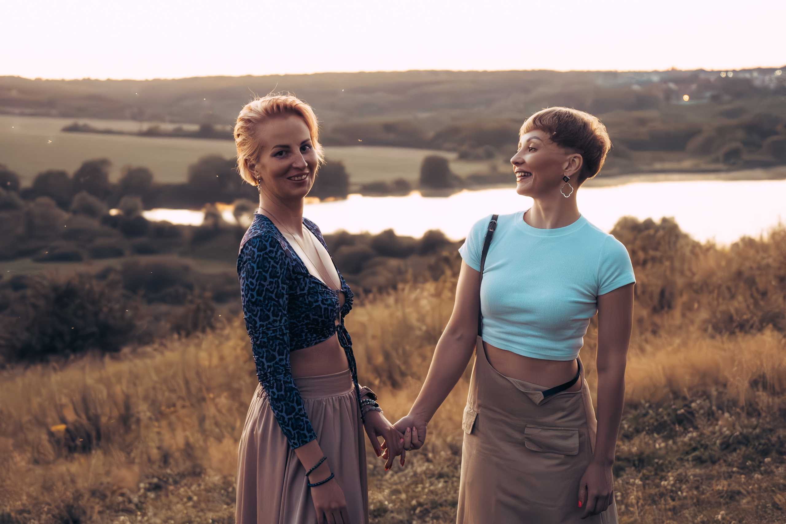 Фотография, сделанная во время профессиональной фотосессии. На ней изображена модель или группа людей в студии или на открытом воздухе. В кадре присутствуют студийное освещение и реквизит.