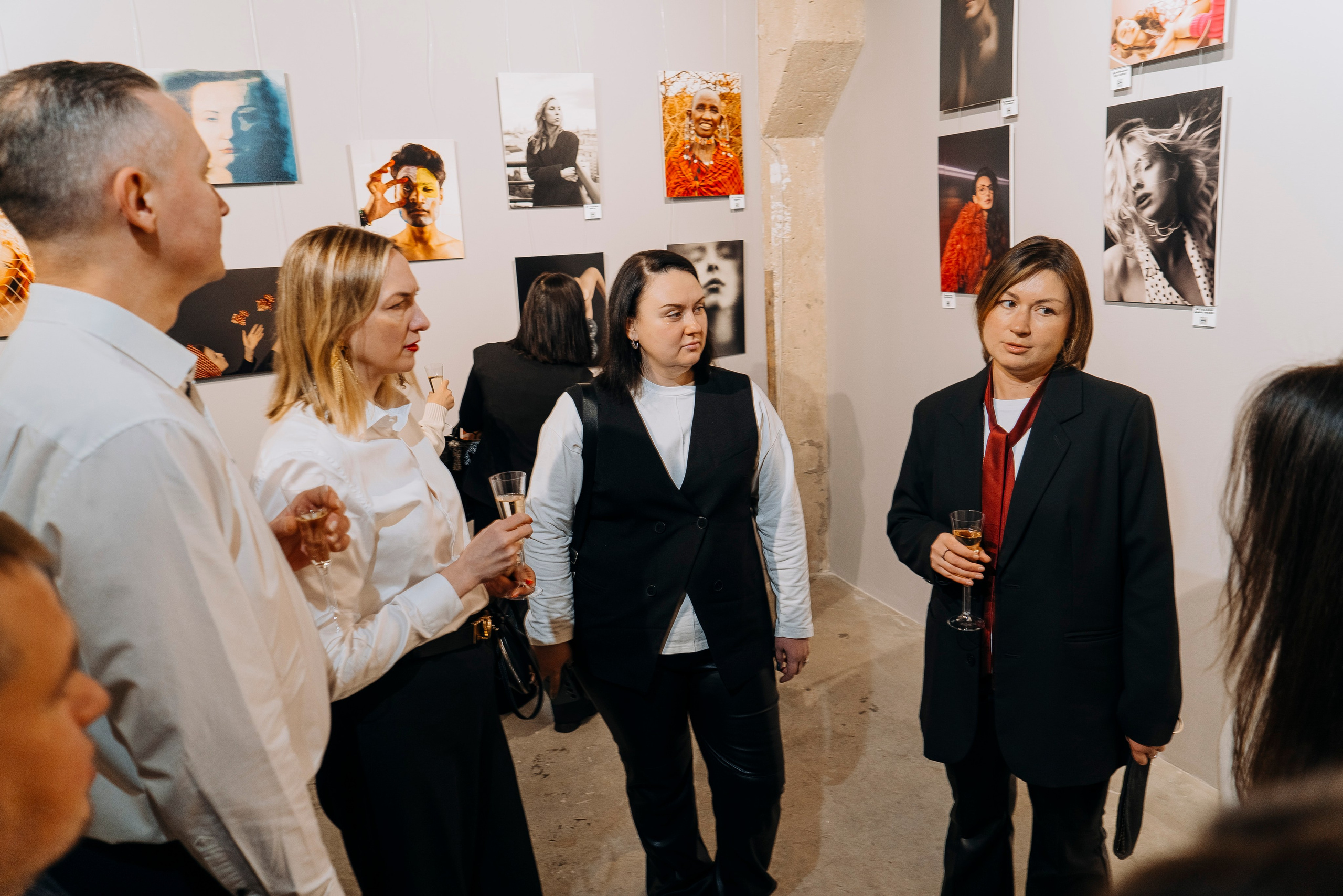 Вернисаж фотовыставки MFamilia «Гармония различий». Организация фотовыставок в Петербурге и Москве, MFamilia (МФамилия)