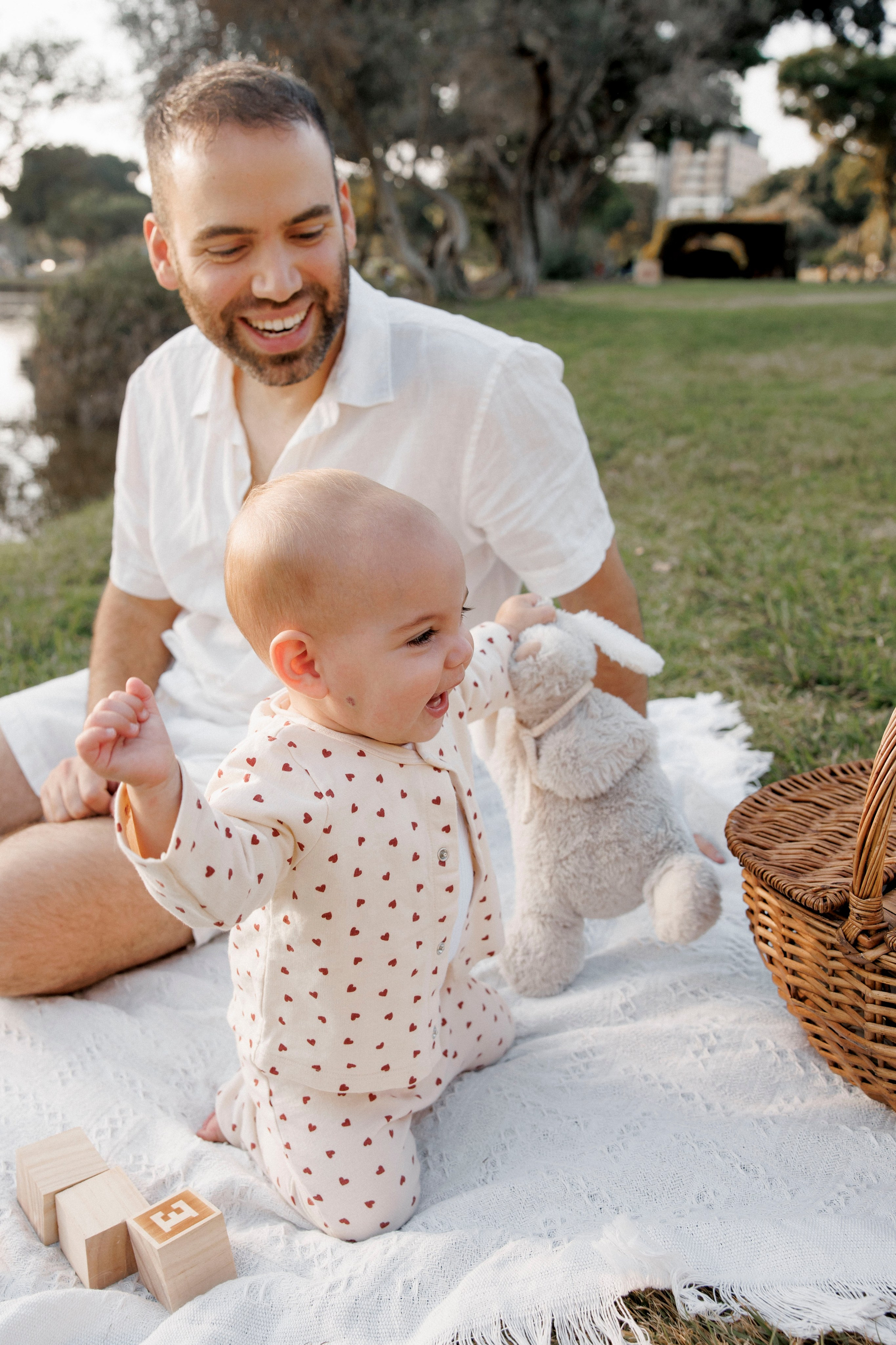 First year photoshoot inside the park (sunset). Wedding and family photographer