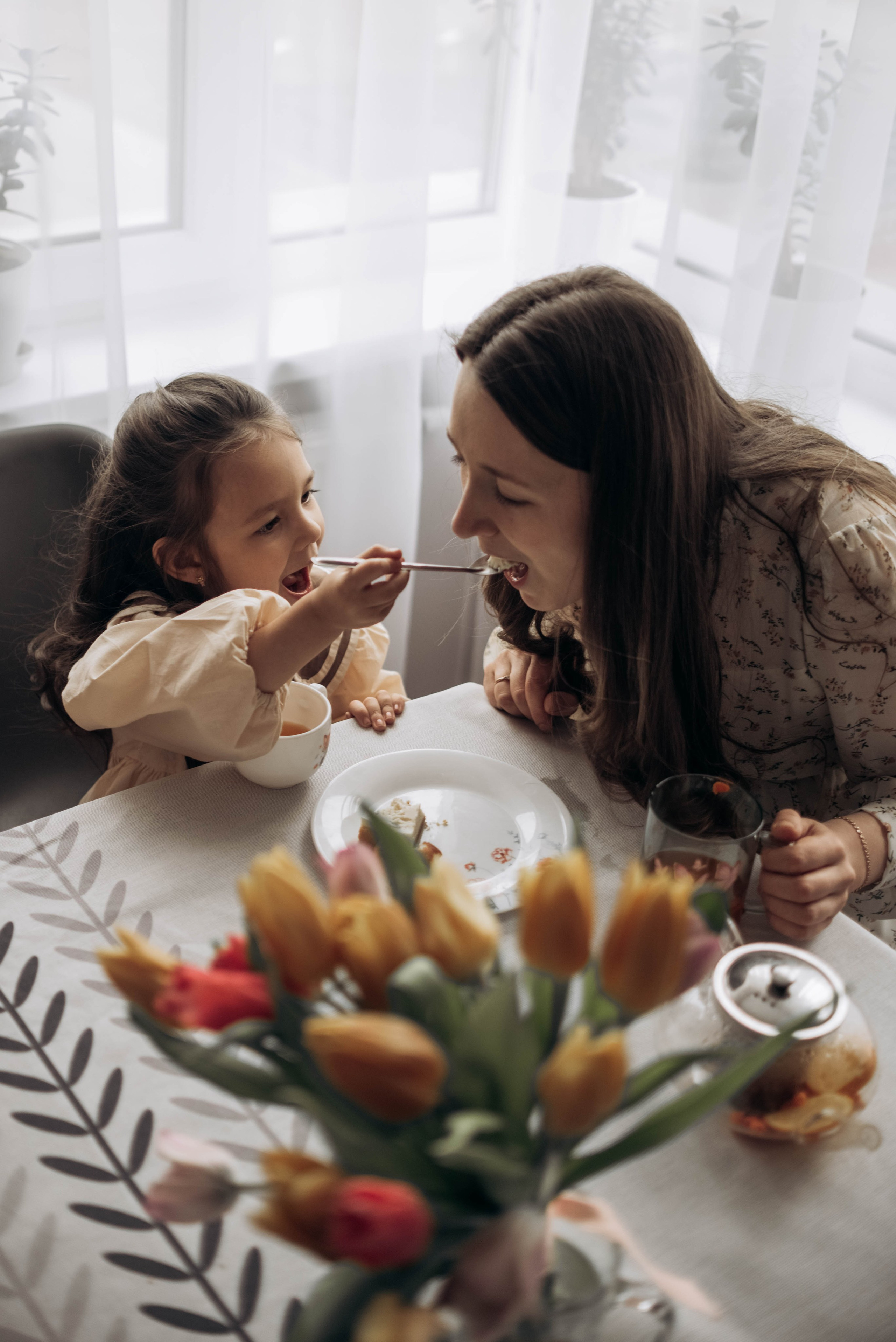 Домашняя фотосессия для мамы и дочек, с цветами, весной, к 8 марта. Семейный фотограф в Железнодорожном Масаева Елена